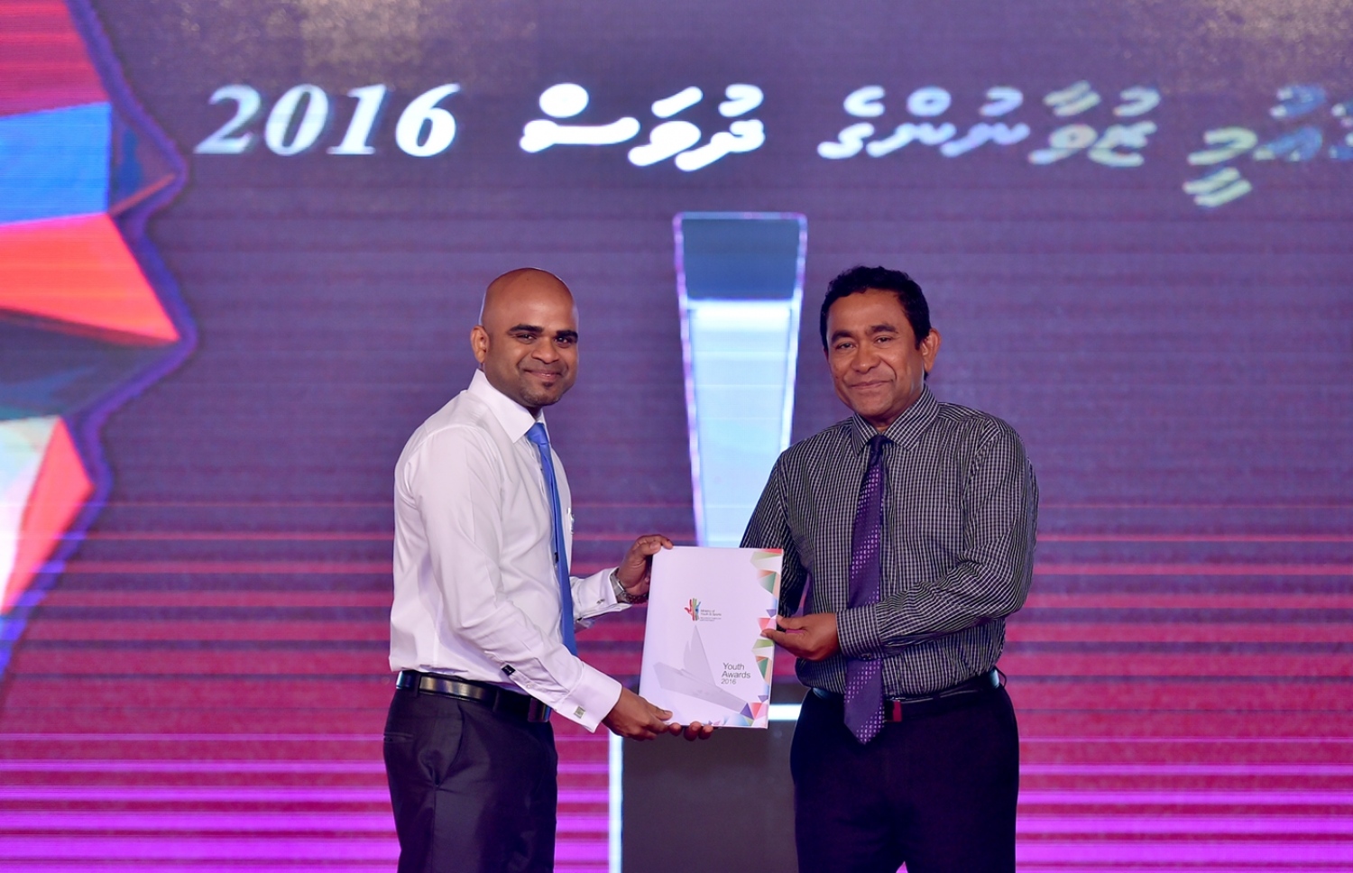 މާލެ: ނޮވެމްބަރު 23، 2016- ކުށްމަދުކުރުމަށް މަސައްކަތްކުރުމުގެ ދާއިރާއިން މި އަހަރުގެ ޒުވާނުންގެ އިނާމު އެންޓި ކޮރަޕްޝަން ކޮމިޝަން (އޭސީސީ) ގެ ނައިބު ރައީސް މުއައްވިޒު ރަޝީދަށް، ރައީސް އަބްދުﷲ ޔާމީން ދެއްވަނީ.---ފޮޓޯ: ރައީސް އޮފީސް