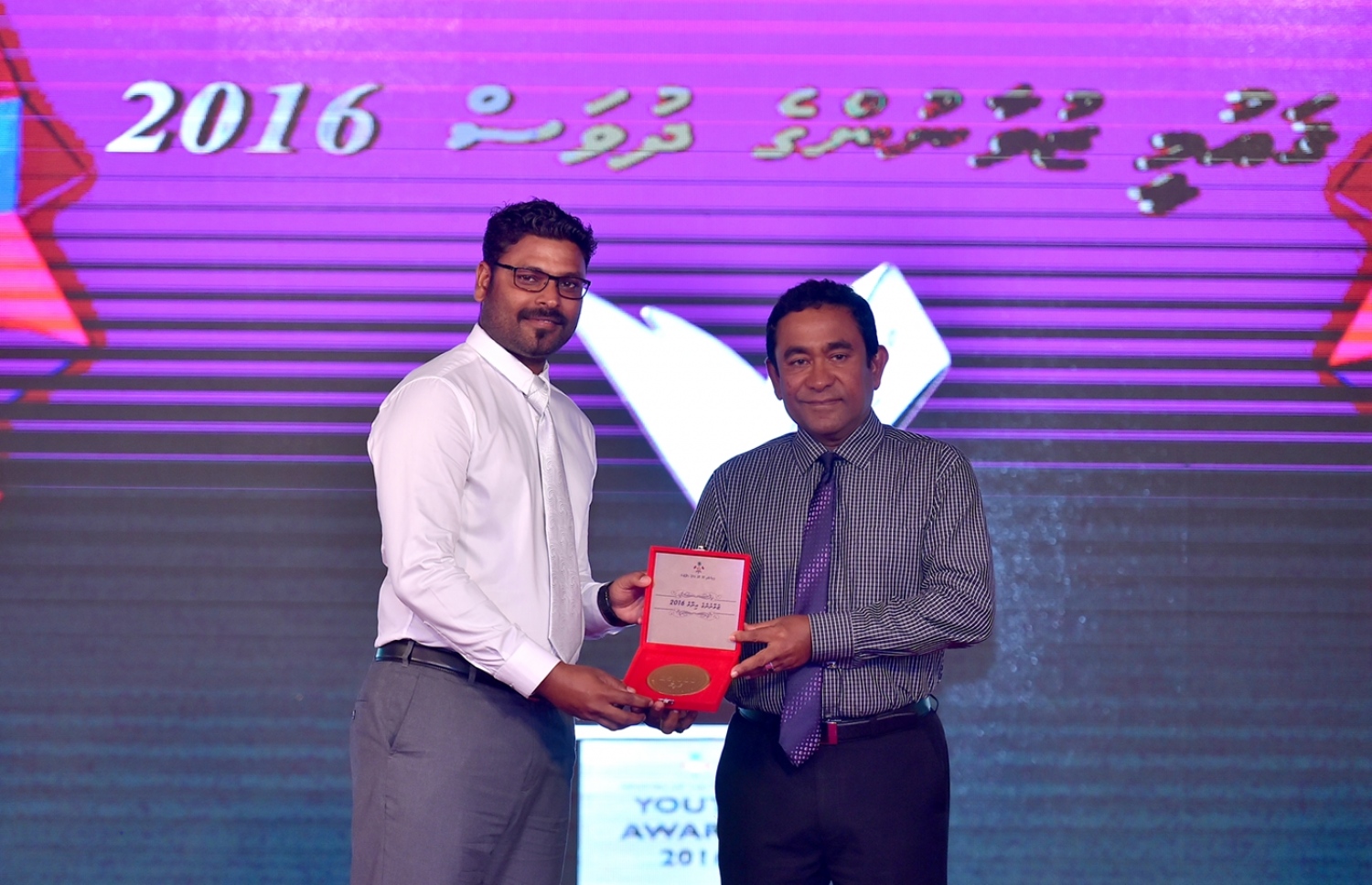 މާލެ: ނޮވެމްބަރު 23، 2016- ކުޅިވަރަށް ހިދުމަތްކުރުމުގެ ދާއިރާއިން މި އަހަރުގެ ޒުވާނުންގެ އިނާމު އިސްމާއިލް ފަރުހާނަށް، ރައީސް އަބްދުﷲ ޔާމީން ދެއްވަނީ.---ފޮޓޯ: ރައީސް އޮފީސް