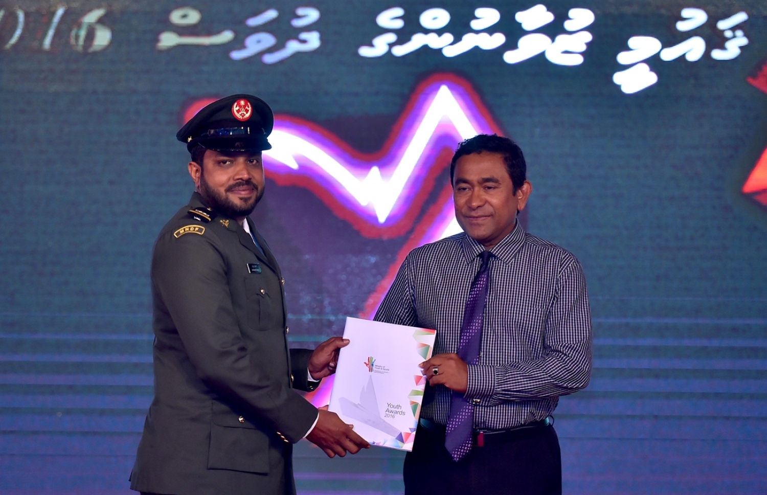 މާލެ: ނޮވެމްބަރު 23، 2016- ވޮކޭޝަނަލް ޓްރެއިނިންގެ ދާއިރާއިން މި އަހަރުގެ ޒުވާނުންގެ އިނާމު މުހައްމަދު ޔާމީން އަށް، ރައީސް އަބްދުﷲ ޔާމީން ދެއްވަނީ.---ފޮޓޯ: ރައީސް އޮފީސް