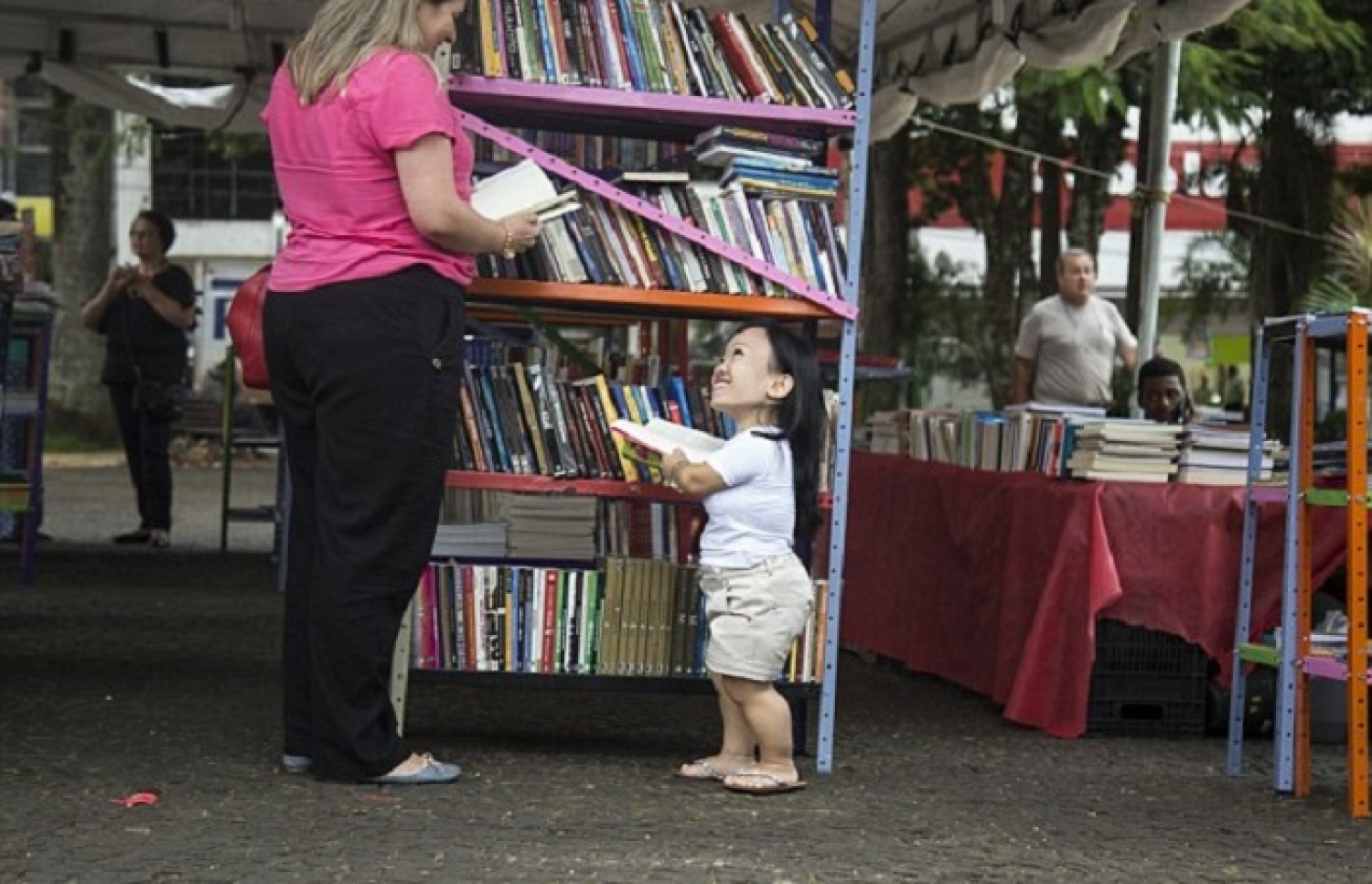 ކަޓްޔޫސިއާ ލައިބްރަރީގައި މީހަކާ ވާހަކަ ދައްކަނީ