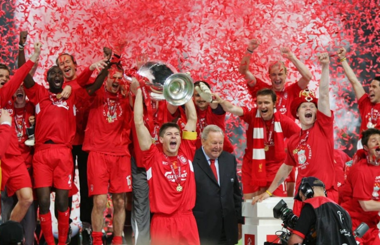 2005 ވަނަ އަހަރުގެ އިސްޓަންބޫލް ފައިނަލަށް ފަހު ޖެރާޑް ޗެމްޕިއަންސް ލީގުގެ ތަށި އުފުލާލަނީ.-- ފޮޓޯ: އޭއެފްޕީ