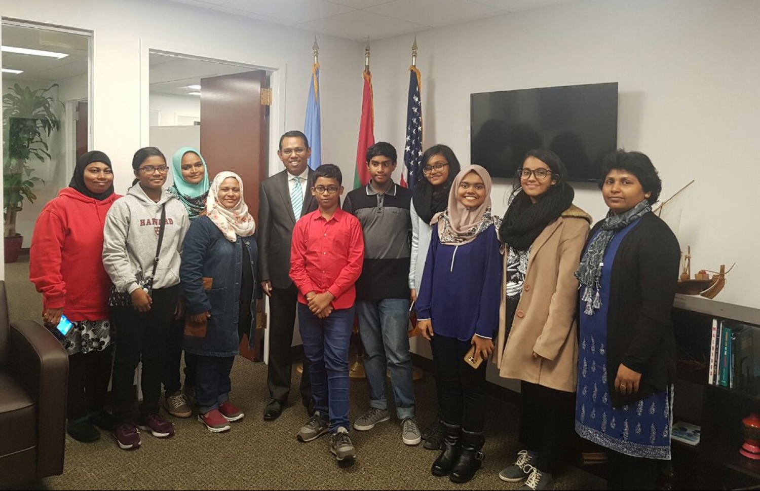 ވޯލްޑް ސްކޮލާސް ކަޕްގައި ބައިވެރިވި ޢިޔާސުއްދީން ސްކޫލުގެ ދަރިވަރުންނާ ރާއްޖެއިން އެމެރިކާއަށް ކަނޑައަޅުއްވާފައި ހުންނަވާ ސަފީރު، ސަރީރު (ވ-5) ބައްދަލުކުރެއްވުމަށްފަހު ފޮޓޯއަކަށް ހުއްޓިލައިގެން.