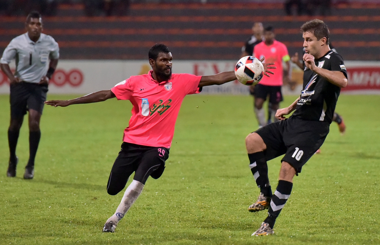 ޕްރެޒިޑެންޓްސް ކަޕްގެ ސެމީ ފައިނަލުގައި އީގަލްސް އާއި ޔުނައިޓެޑް ވިކްޓަރީ ކުޅުނު މެޗުގެ ތެރެއިން.-- ފޮޓޯ: ނިޝާން އަލީ/ މިހާރު