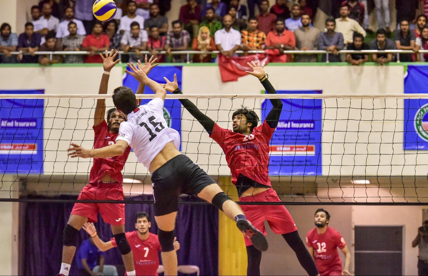 ސިފައިންގެ ރާޒާގެ ޝޮޓެއް މޯލްޑިވިއަންގެ ވިޝާމް (ވ) އާއި ޕާކިސްތާން ކުޅުންތެރިޔާ ބްލޮކްކުރަނީ. --ފޮޓޯ: ނިޝާން އަލީ/ މިހާރު