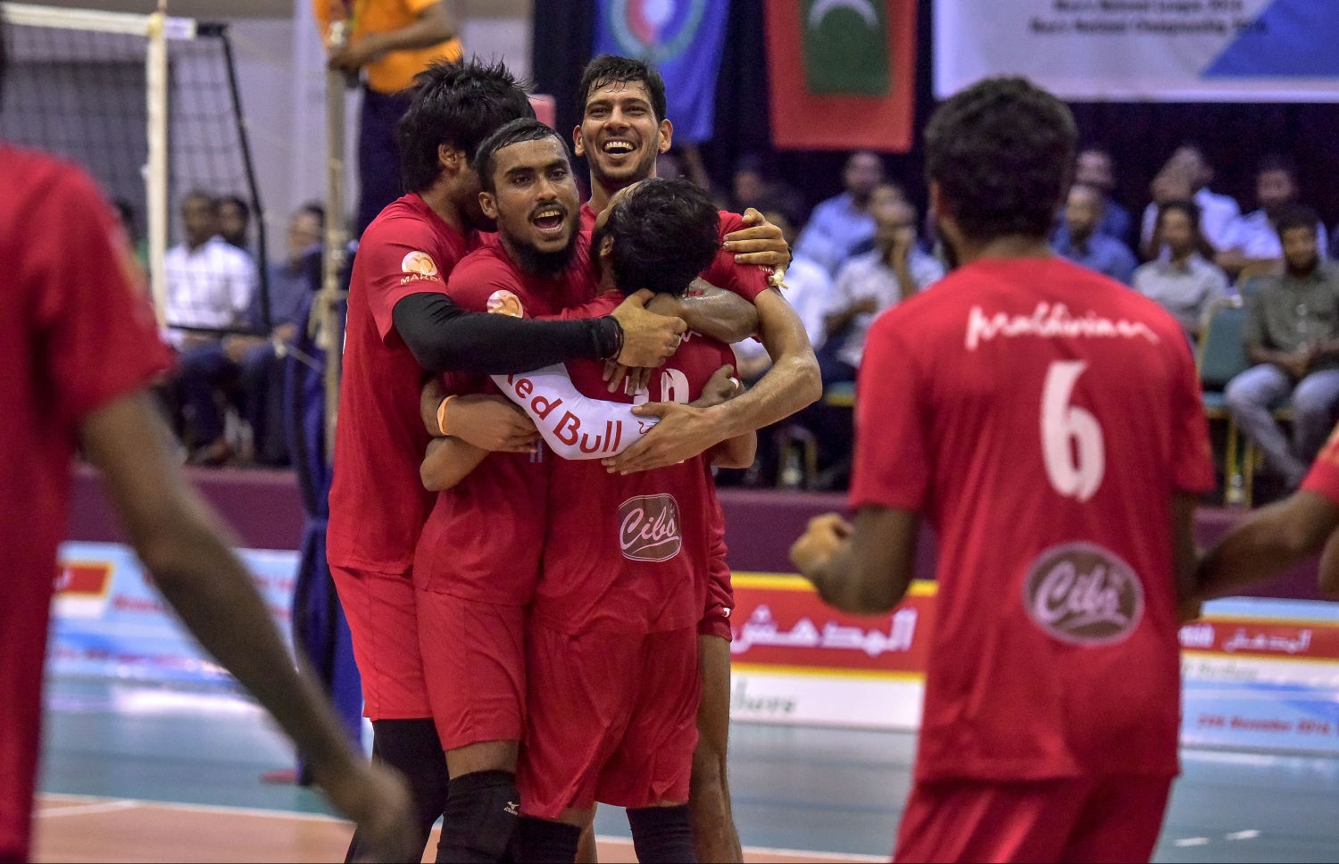 މެޗަށް ފަހު މޯލްޑިވިއަންގެ ކުޅުންތެރިން އުފާފާޅުކުރަނީ. --ފޮޓޯ: ނިޝާން އަލީ/ މިހާރު