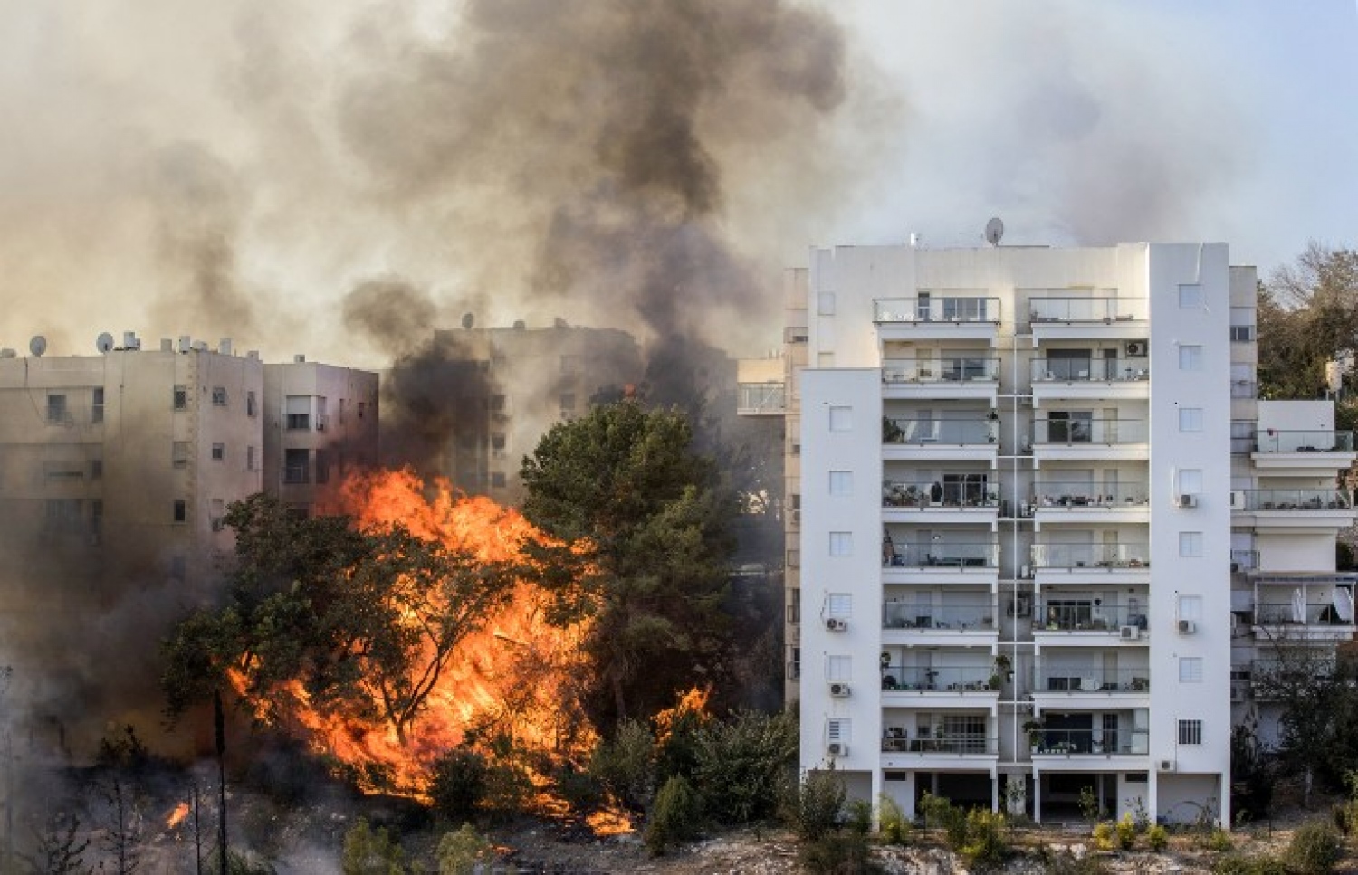 ހައިފާގައި މީހުން ދިރިއުޅޭ ހިސާބެއްގައި ރޯވެ އަނދަމުން ދަނީ. --ފޮޓޯ:އޭއެފްޕީ