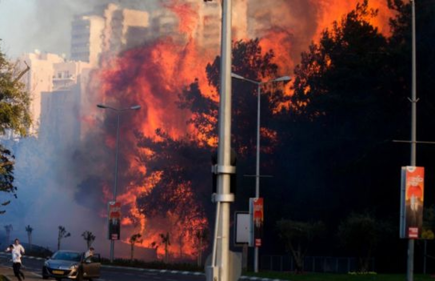 ހައިފާގައި މީހުން ދިރިއުޅޭ އެޕާޓްމަންޓެއްގެ ކައިރީގައި ރޯވެ އަނދަމުންދަނީ. --ފޮޓޯ:އޭޕީ