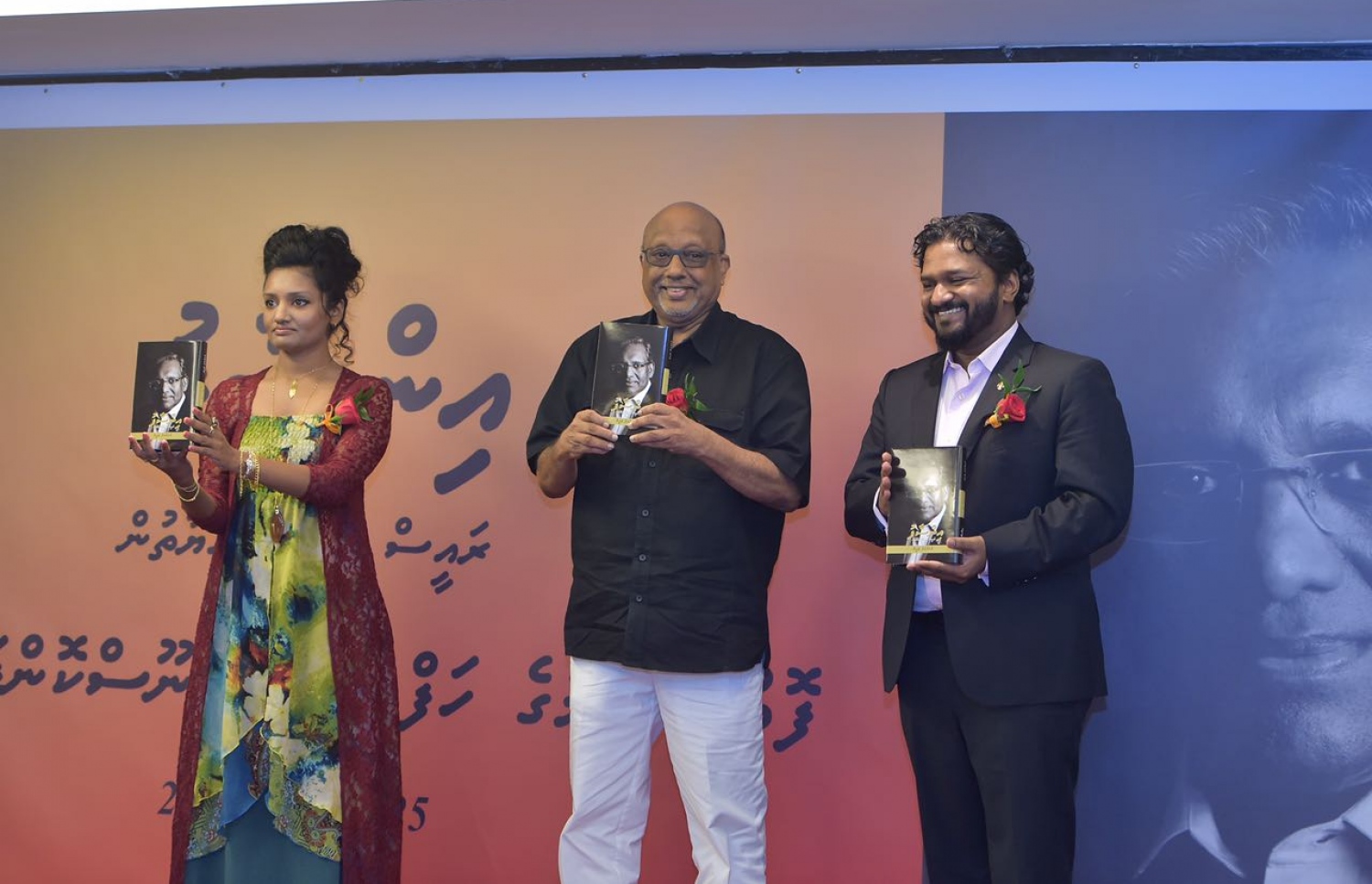 ވަހީދުގެ ބަޔޮގްރަފީ ޑީން (މ) އަދި ވަހީދުގެ ދެ ބޭފުޅުން ކަމަށްވާ ޖެފްރީ އާއި ފިދާ ރޭ ނެރެދެއްވަނީ.---ފޮޓޯ: މުހައްމަދު ޝަރުހާން/މިހާރު