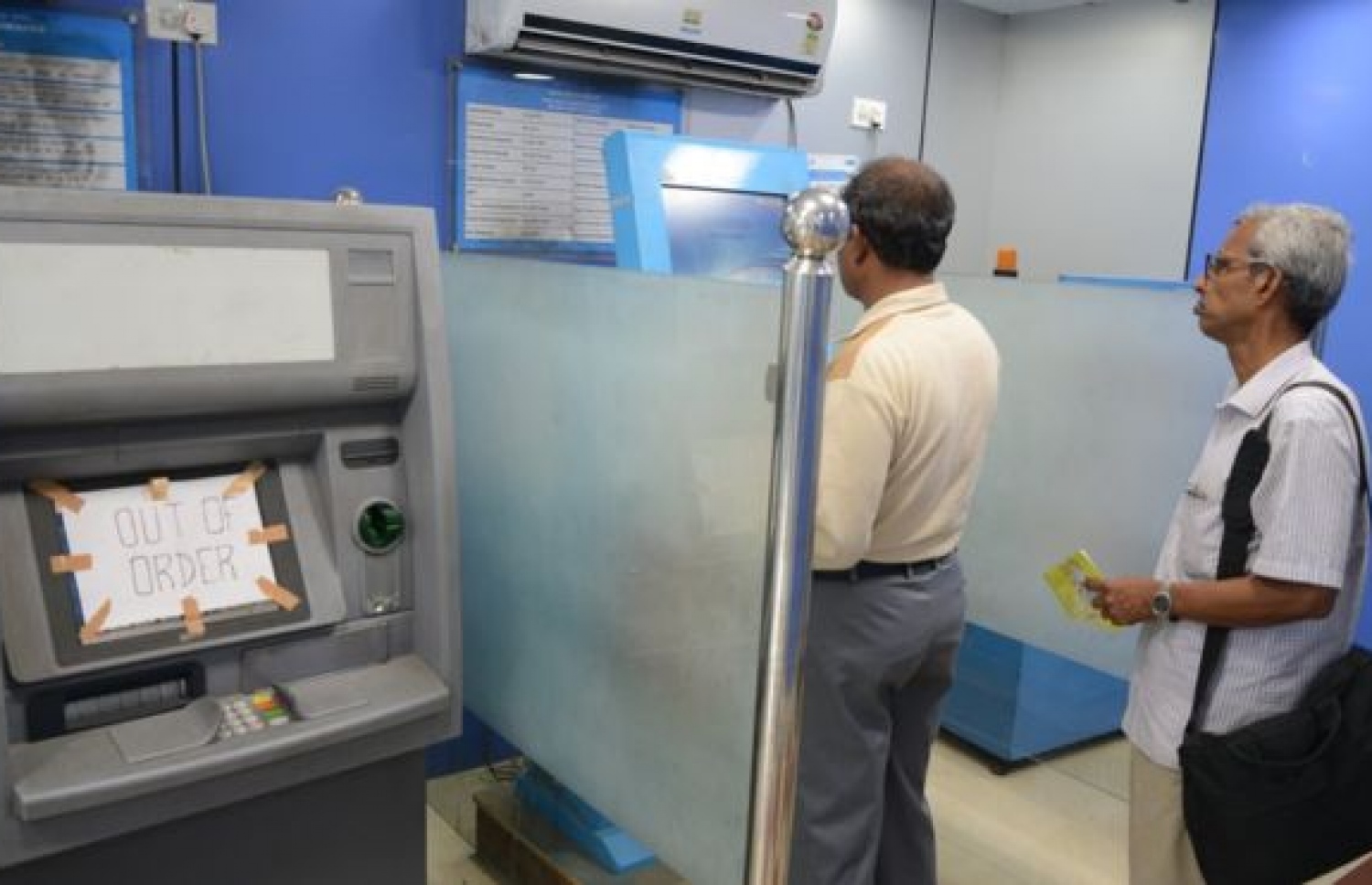 އިންޑިއާގައި ނަގުދު ފައިސާ ލިބުން ދަތިވެފައިވާ އިރު ބައެއް އޭޓީއެމްތަކުން ގިނަ ވަގުތު ހުންނަނީ ފައިސާ ވެސް ހުސްވެފައި. --ފޮޓޯ:އޭއެފްޕީ