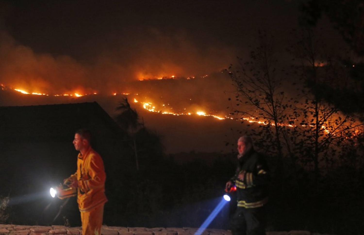 ހުޅަނގު އައްސޭރިއާ ކައިރީގައިވާ ހިސާބެއްގައި އަލިފާން ރޯވެ އަނދަމުން ދަނީ. --ފޮޓޯ:އޭއެފްޕީ