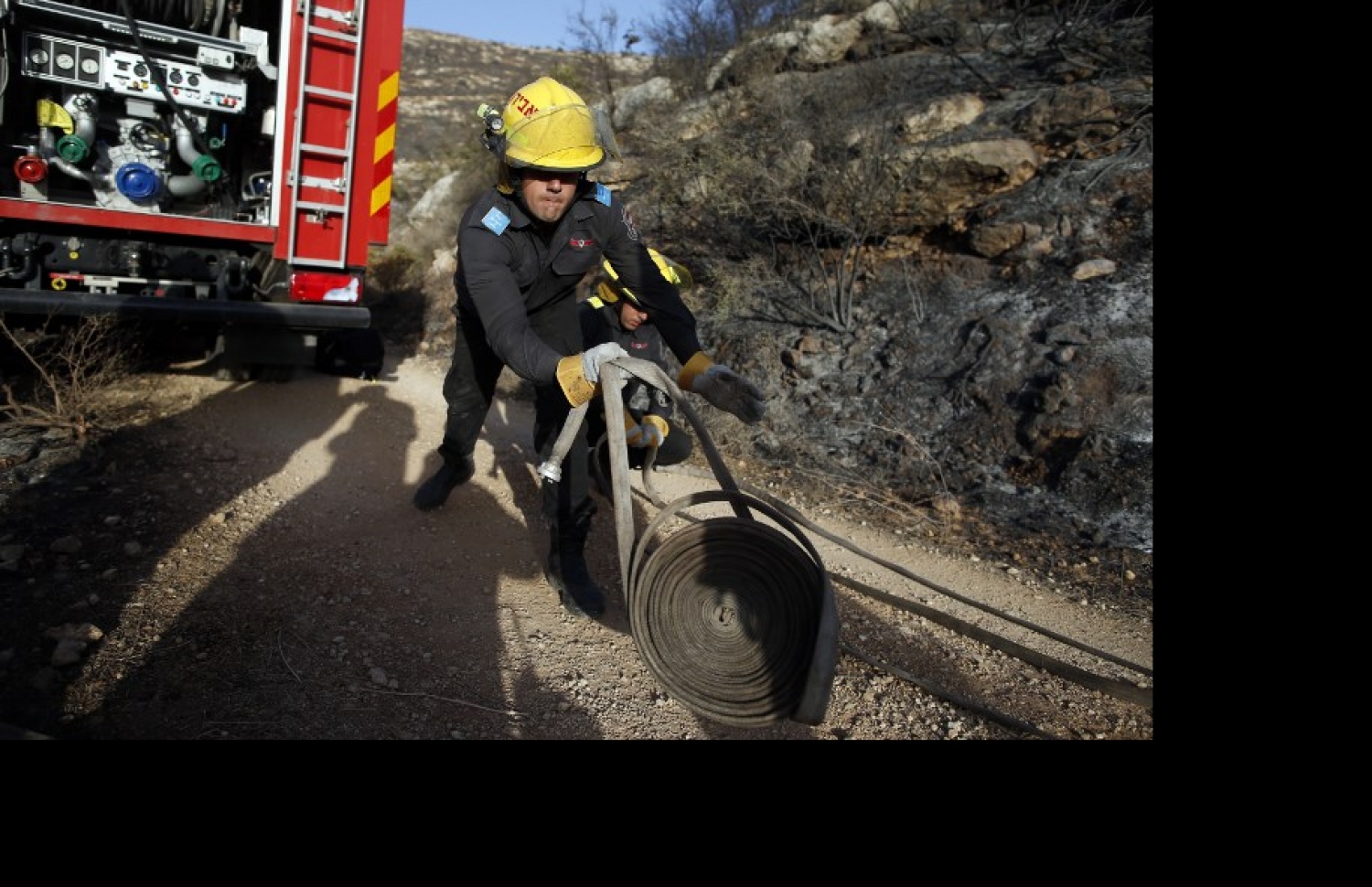 އިޒްރޭލުގައި ރޯވި އަލިފާން ނިއްވާލުމަށް އަލިފާން ނިއްވާ މީހަކު މަސައްކަތް ކުރަނީ. --ފޮޓޯ:އޭއެފްޕީ