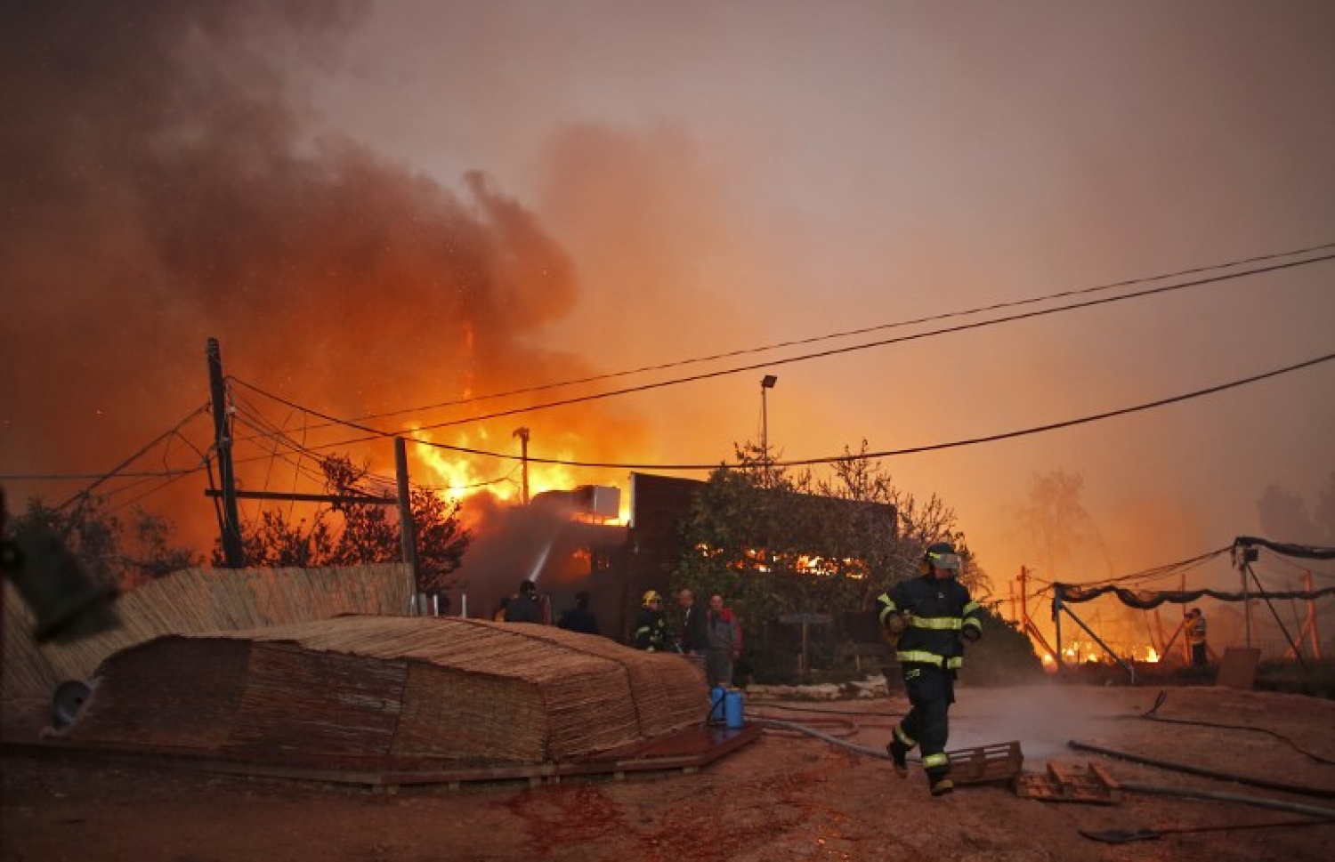 އިޒްރޭލުގެ ނަތާފްގައި ރޯވި އަލިފާން ނިއްވާލުމަށް އަލިފާން ނިވާ ޓީމުތަކުން ހަރަކާތްތެރި ވަނީ. --ފޮޓޯ:އޭއެފްޕީ