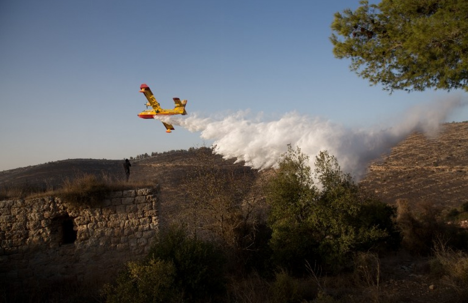 އިޒްރޭލުގައި ރޯވި އަލިފާން ނިއްވާލުމަށް ބޭރު ގައުމެއްގެ މަތިންދާ ބޯޓަކުން އެހީތެރިކަން ފޯރުކޮށް ދެނީ. --ފޮޓޯ:އޭއެފްޕީ