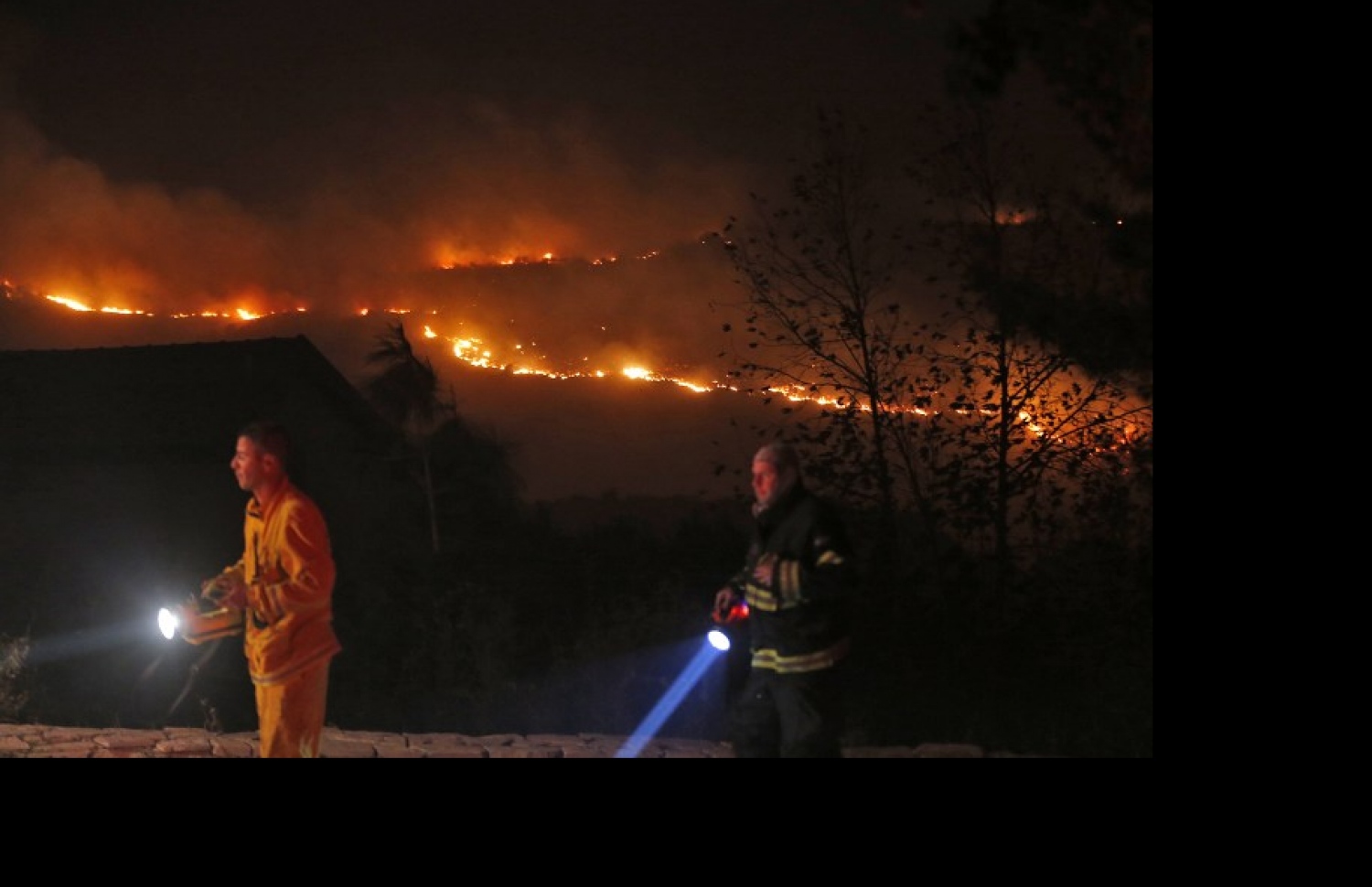 އިޒްރޭލުގެ ނަތާފްގައި ރޯވި އަލިފާން ނިއްވާލުމަށް އަލިފާން ނިއްވާ ޓީމުތަކުން މަސައްކަތް ކުރަނީ. --ފޮޓޯ:އޭއެފްޕީ