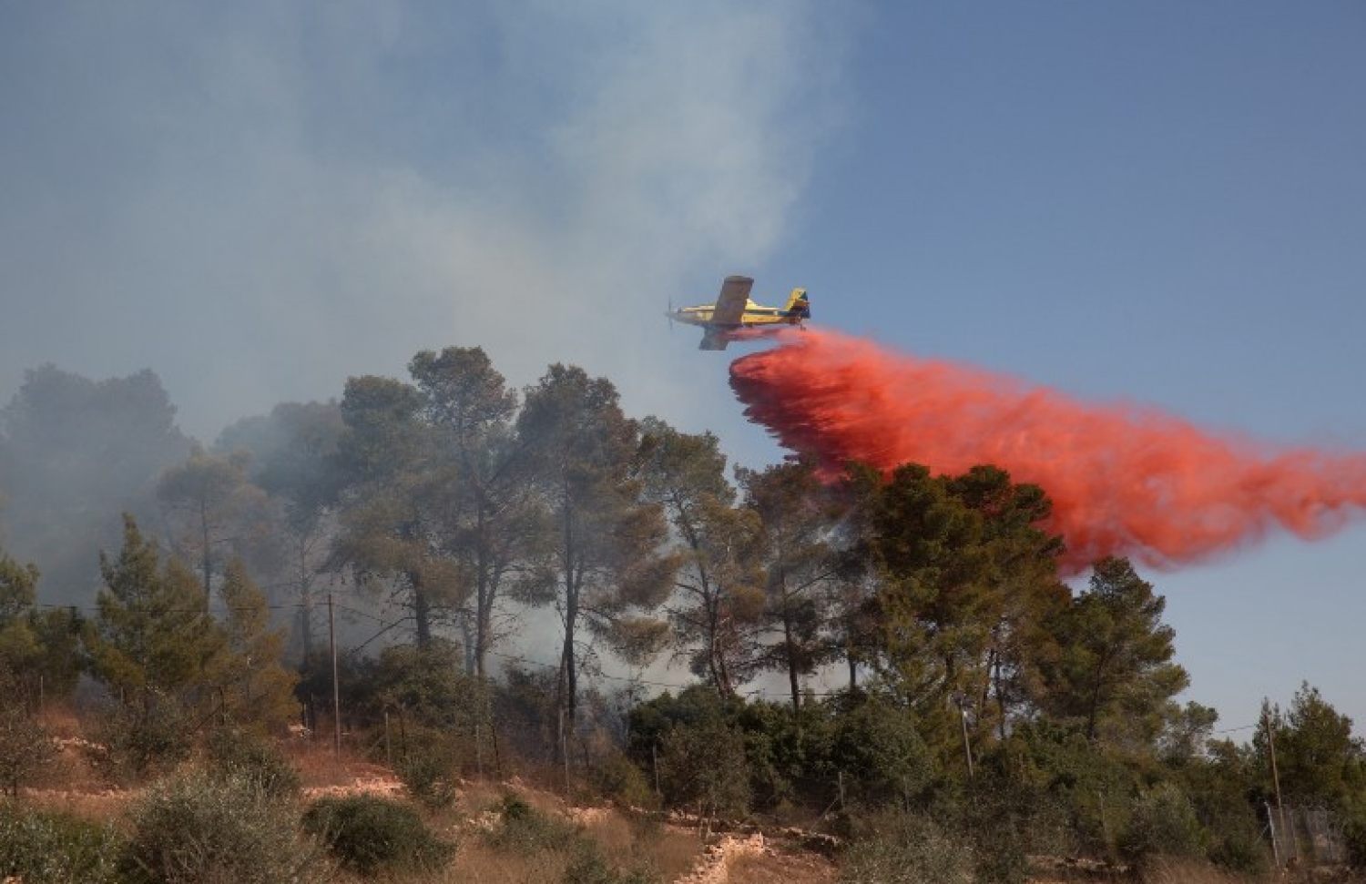 ރާމުﷲއާ ކައިރި ހިސާބުތަކުގައި ރޯވި އަލިފާން ނިއްވާލުމަށް އިޒްރޭލުގެ އަލިފާން ނިއްވާ ބޯޓަކުން ހަރަކާތްތެރި ވަނީ. --ފޮޓޯ:އޭއެފްޕީ