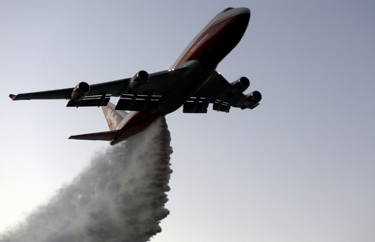 އިޒްރޭލުގައި ރޯވި އަލިފާން ނިއްވާލުމަށް އަލިފާން ނިއްވަން ބޭނުންކުރާ ދުނިޔޭގެ އެންމެ ބޮޑު މަތިންދާ ބޯޓު އެމެރިކާގެ "ސުޕަޓޭންކަރު" ބޭނުން ކުރަނީ. --ފޮޓޯ:އޭއެފްޕީ