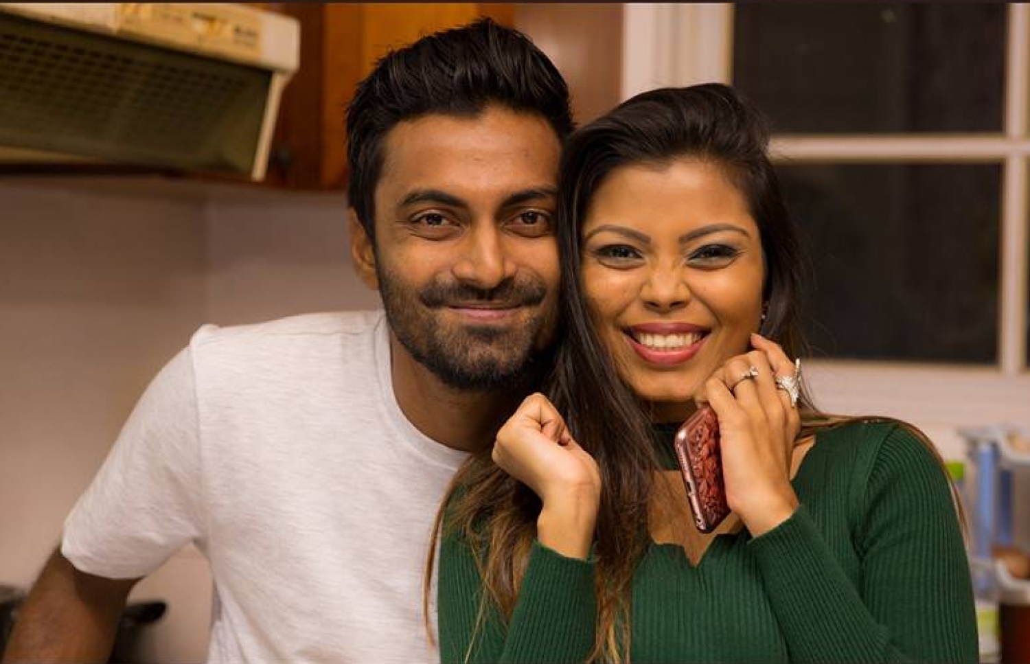 "މިއީ ލޯތްބަކީ" ގެ މަންޒަރެއްގައި ޖުމަލް އާއި އައްޒަ: މިއީ އެ މީހުން އެކުގައި ކުޅޭ ދެވަނަ ފިލްމް.