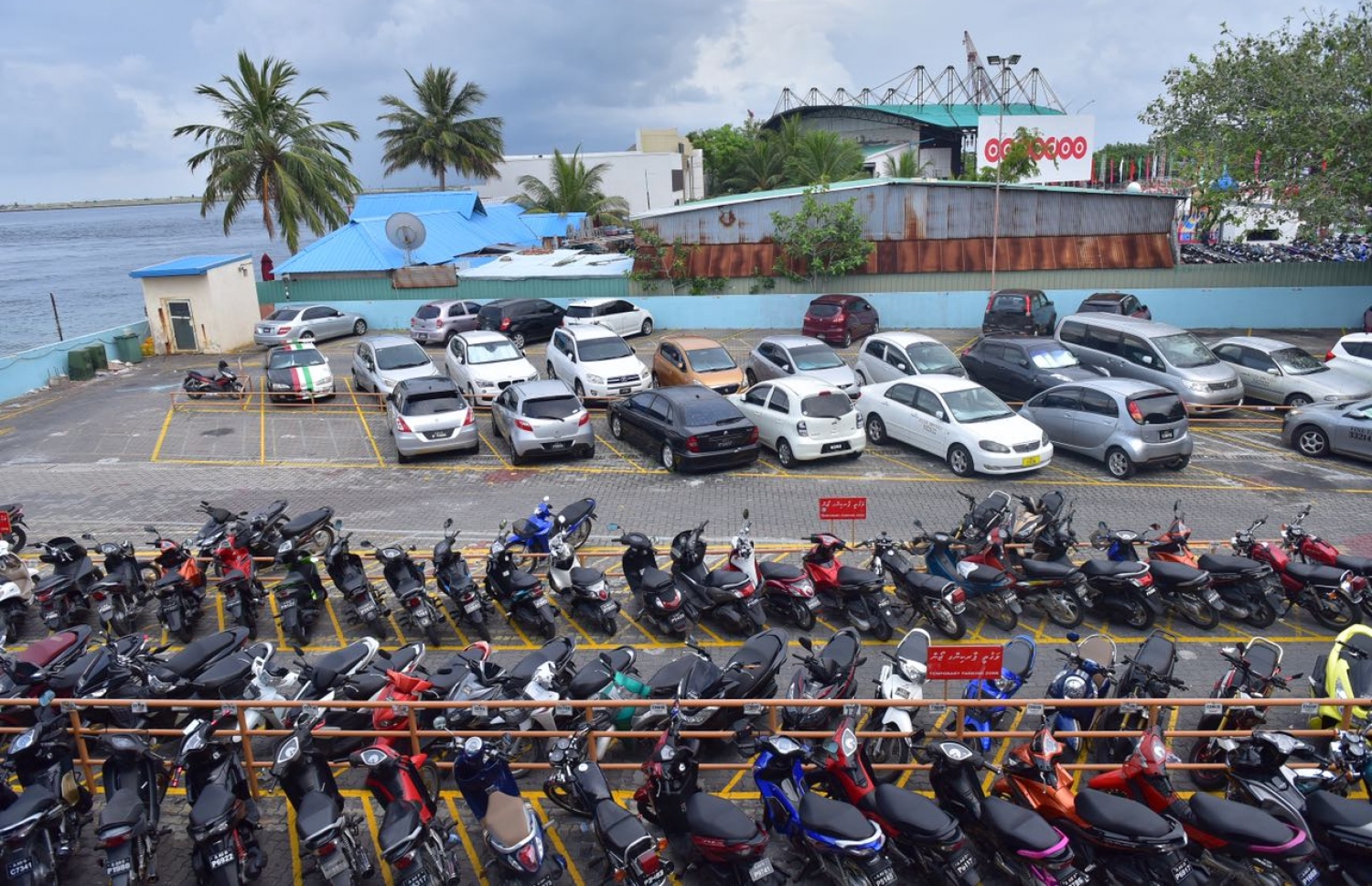 މާލޭގައި ހުންނަ ހުޅުމާލޭގެ ފެރީޓާމިނަލްގެ ޕާކިން ޒޯންގައި ވެހިކަލްތަކެއް ޕާކްކޮށްފައި.---ފޮޓޯ: ނިޝާން އަލީ/މިހާރު