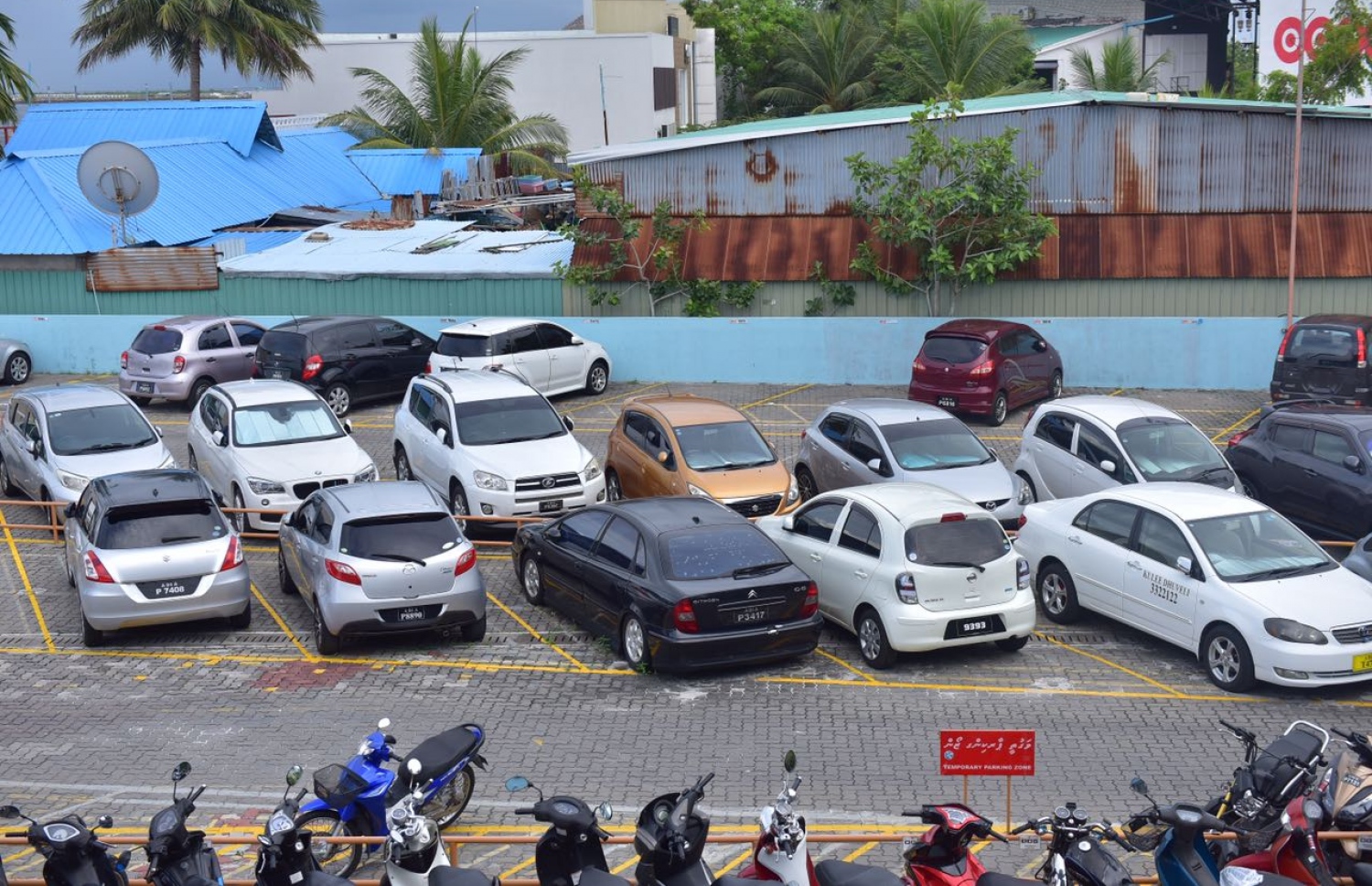 މާލޭގައި ހުންނަ ހުޅުމާލޭގެ ފެރީޓާމިނަލްގެ ޕާކިން ޒޯންގައި ވެހިކަލްތަކެއް މިއަދު ޕާކްކޮށްފައި.---ފޮޓޯ: ނިޝާން އަލީ/މިހާރު