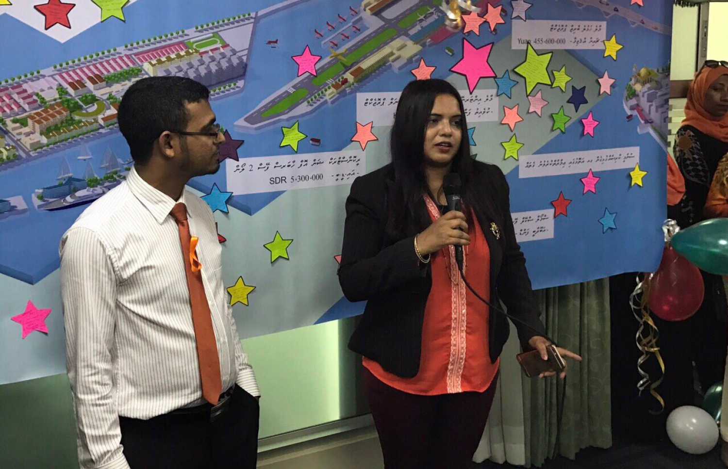 މި ސަރުކާރުގެ ތިން އަހަރުގެ ތެރޭގައި ފިނޭންސް މިނިސްޓްރީ އަށް ހާސިލް ކުރެވުނު ކަންކަން ފާހަގަކުރުމަށް މިއަދު ބޭއްވި ހަފުލާގައި ޔޫތު މިނިސްޓަރު އިރުތިޝާމް ވާހަކަ ދައްކަވަނީ.---ފޮޓޯ: މުހައްމަދު ޝަރުހާން/މިހާރު