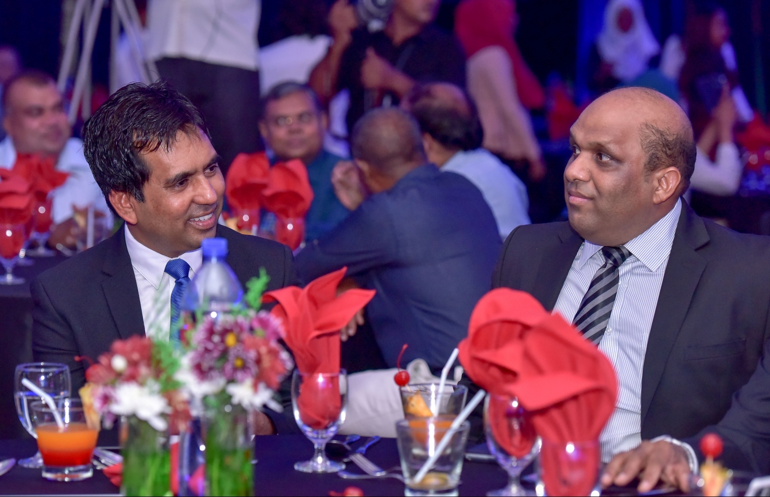 ރައީސް ޔާމީންގެ ސަރުކާރަށް ތިން އަހަރު ފުރުން ފާހަގަކުރުމަށް އެލައިޑުން މިރޭ ބޭއްވި ހަފުލާގައި އެ ކުންފުނީގެ މެނޭޖިން ޑިރެކްޓަރު އަމީލް (ކ) އާއި އިކޮނޮމިކް މިނިސްޓަރު ސައީދު (ވ) ވާހަކަ ދައްކަވަނީ.-- ފޮޓޯ: ނިޝާން އަލީ/ މިހާރު