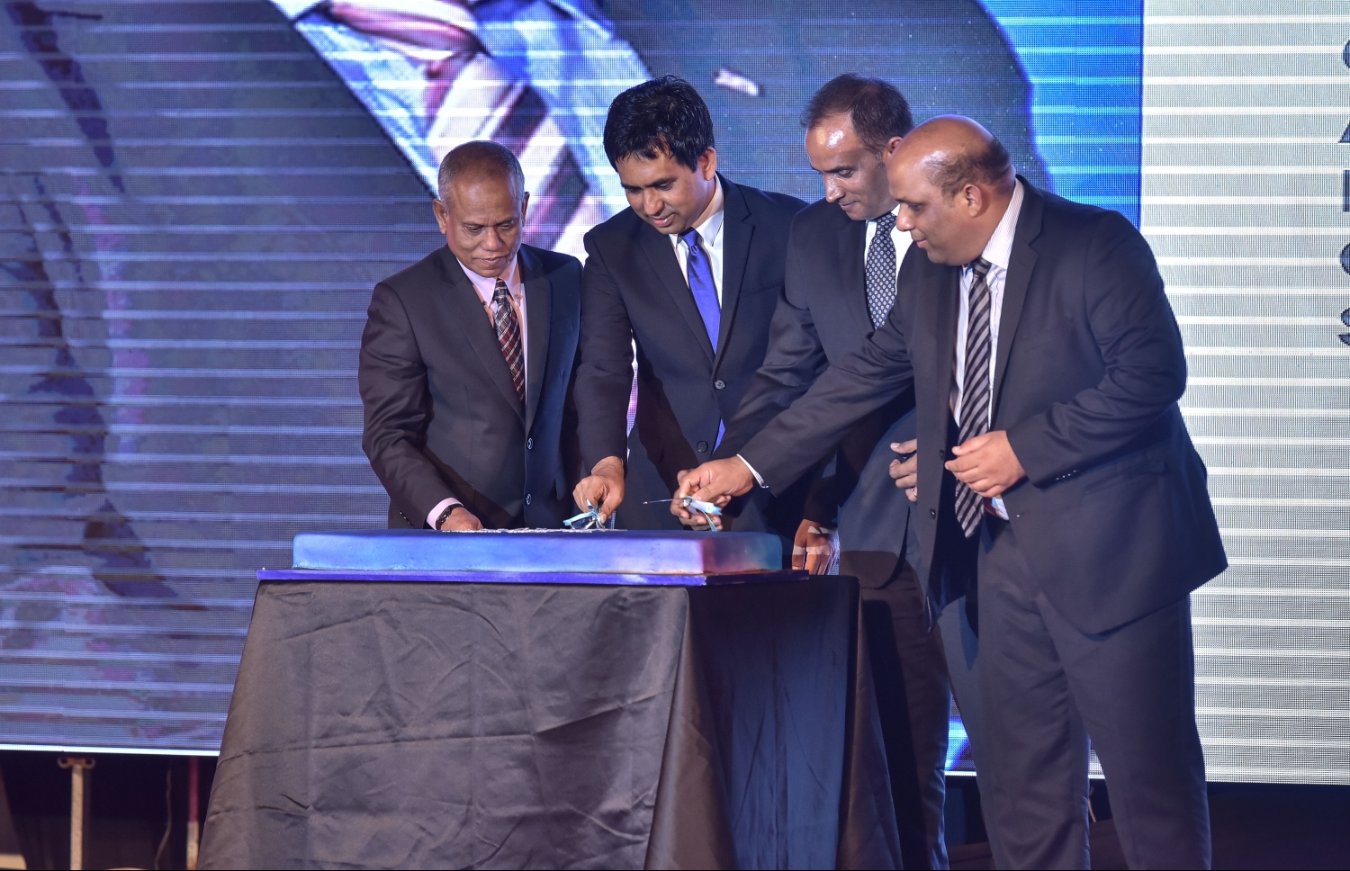 ރައީސް ޔާމީންގެ ސަރުކާރަށް ތިން އަހަރު ފުރުން ފާހަގަކުރަން އެލައިޑުން މިރޭ ބޭއްވި ހަފުލާގައި ކޭކެއް ފަޅަނީ.-- ފޮޓޯ: ނިޝާން އަލީ/ މިހާރު