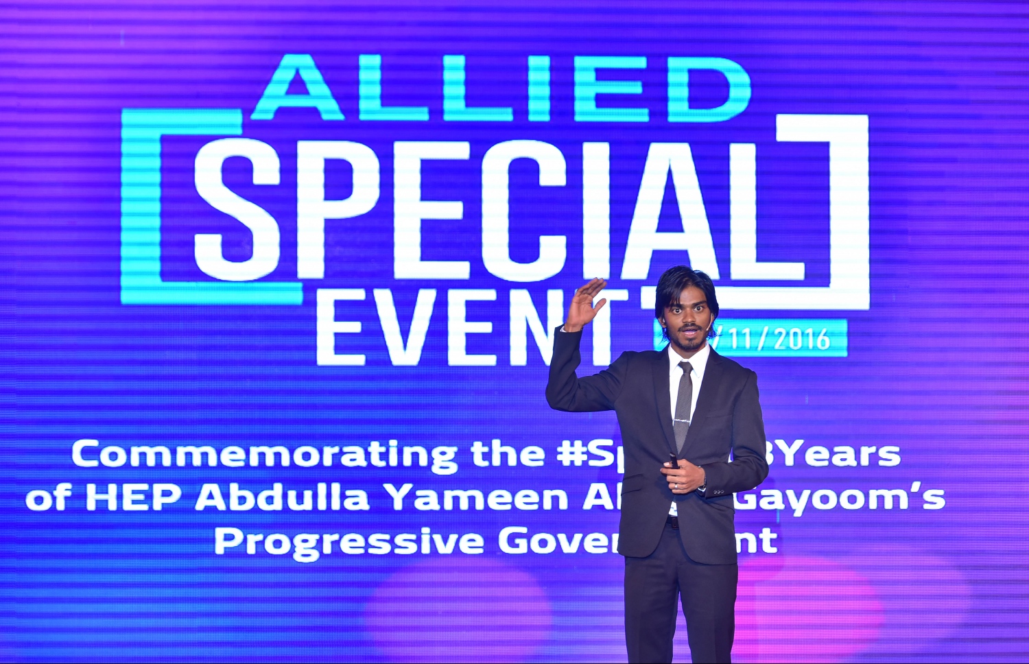 ރައީސް ޔާމީންގެ ސަރުކާރަށް ތިން އަހަރު ފުރުން ފާހަގަކުރުމަށް އެލައިޑުން ބޭއްވި ހަފްލާގައި، އެ ކުންފުނީގެ މާކެޓިން މެނޭޖަރު ނިއުޝާދު ވާހަކަ ދައްކަވަނީ.-- ފޮޓޯ: ނިޝާން އަލީ/ މިހާރު