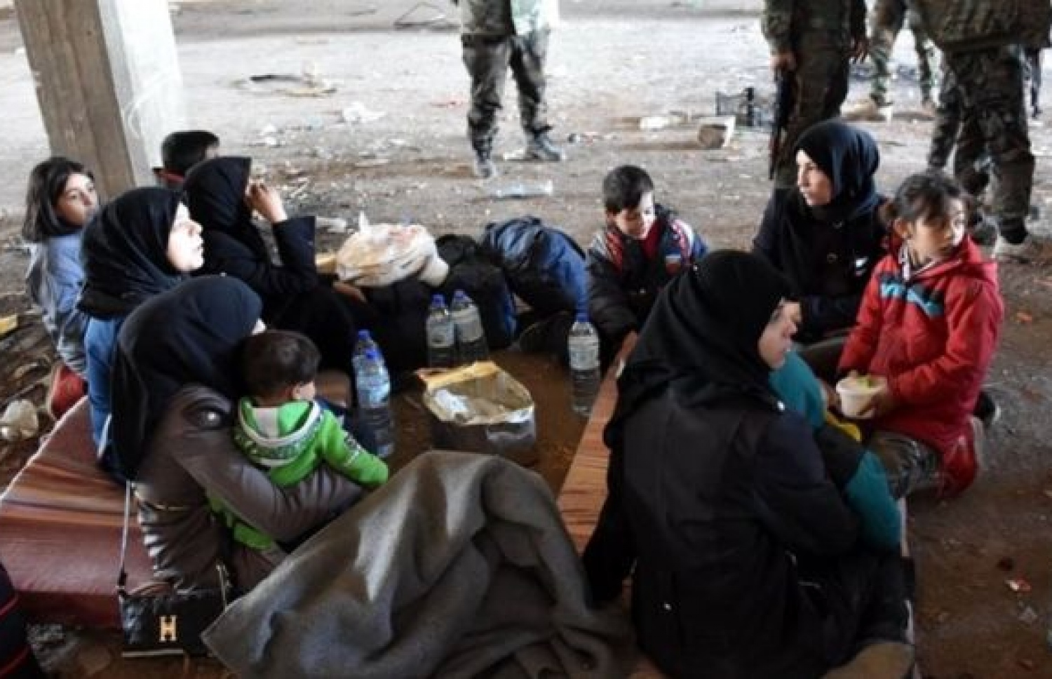 ހަލަބުގެ ހަނގުރާމައާ ގުޅިގެން އާއްމުންގެ އެތައް ބަޔަކު ދަނީ އެ ސިޓީ ދޫކުރަމުން. --ފޮޓޯ:އޭއެފްޕީ