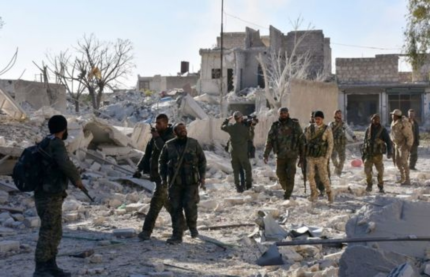 ހަލަބު ސިޓީގެ އިރުމަތިން އިދިކޮޅު ސިފައިންގެ ބާރުގެ ދަށުން ހޮނިހިރު ދުވަހު ހިފި އަވަށުގައި ސަރުކާރު ސިފައިން ހަރަކާތްތެރި ވަނީ. --ފޮޓޯ:އޭއެފްޕީ