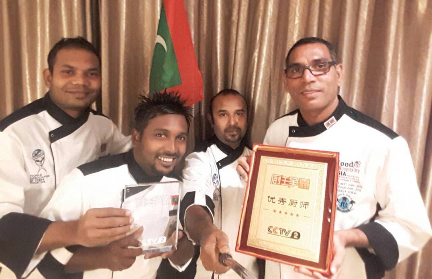 ޗައިނާގެ ސޫޒޫ ސިޓީގައި ބޭއްވި ސީސީީޓީވީ ދަ ގްރޭޓަސްޓް ޝެފްސް ޗެލެންޖުގައި ބައިވެރިވި ދިވެހި ޝެފުންގެ ޓީމު: މި މުބާރާތުގައި އެކި ގައުމުތަކުގެ ޝެފުން ހިމެނޭ 18 ޓީމުން ބައިވެރިވި.-- ފޮޮޓޯ: ޝެފް ގިލްޑް އޮފް މޯލްޑިވްސް