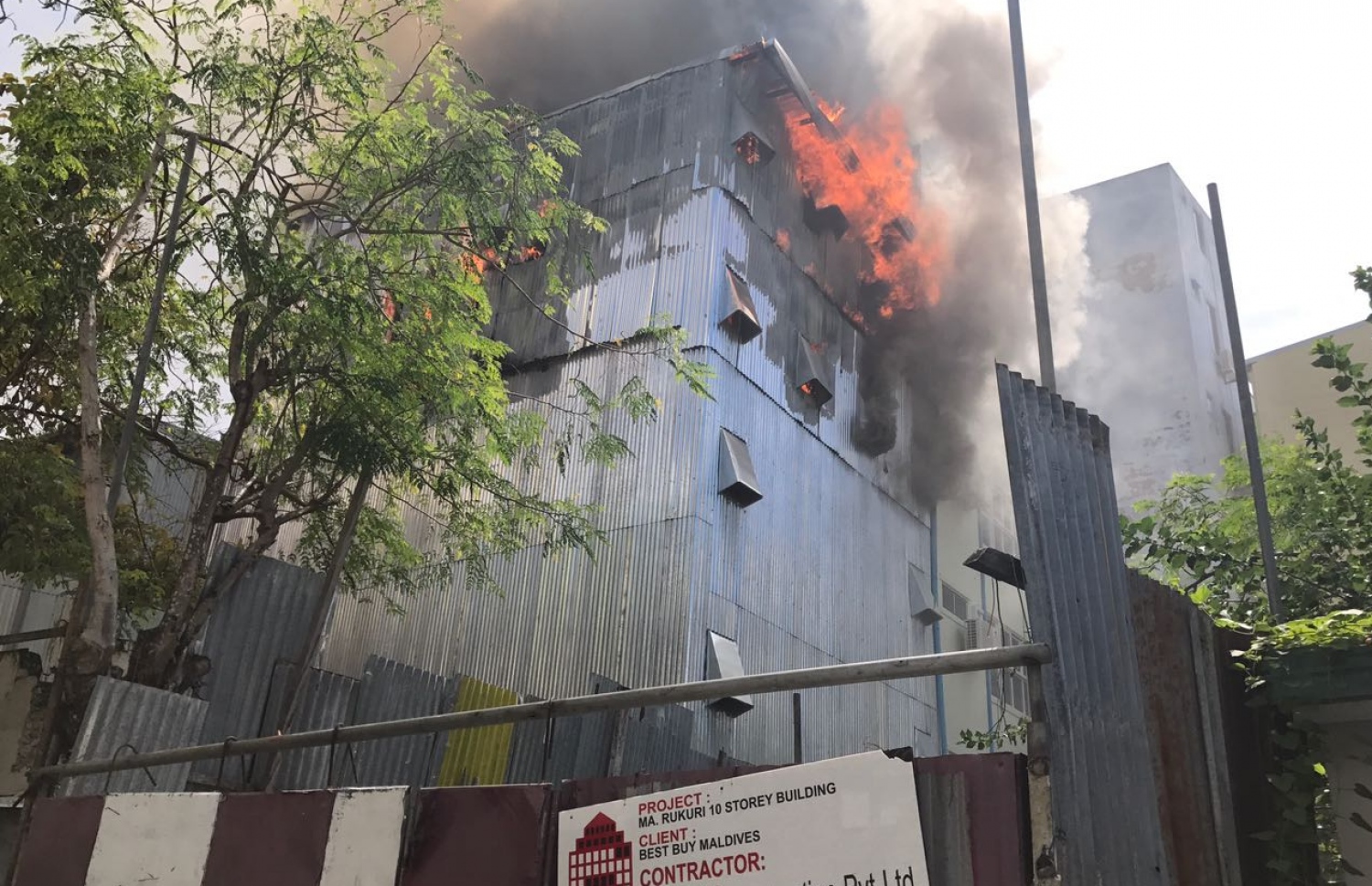 މާލެ، ނޮވެމްބަރު 28، 2016- މއ. ކަފިދޫގޭގައި ހިންގާ ގުދަނެއްގައި ރޯވެ އަނދަނީ.---ފޮޓޯ: މުހައްމަދު ޝަރުހާން/މިހާރު ފޮޓޯ