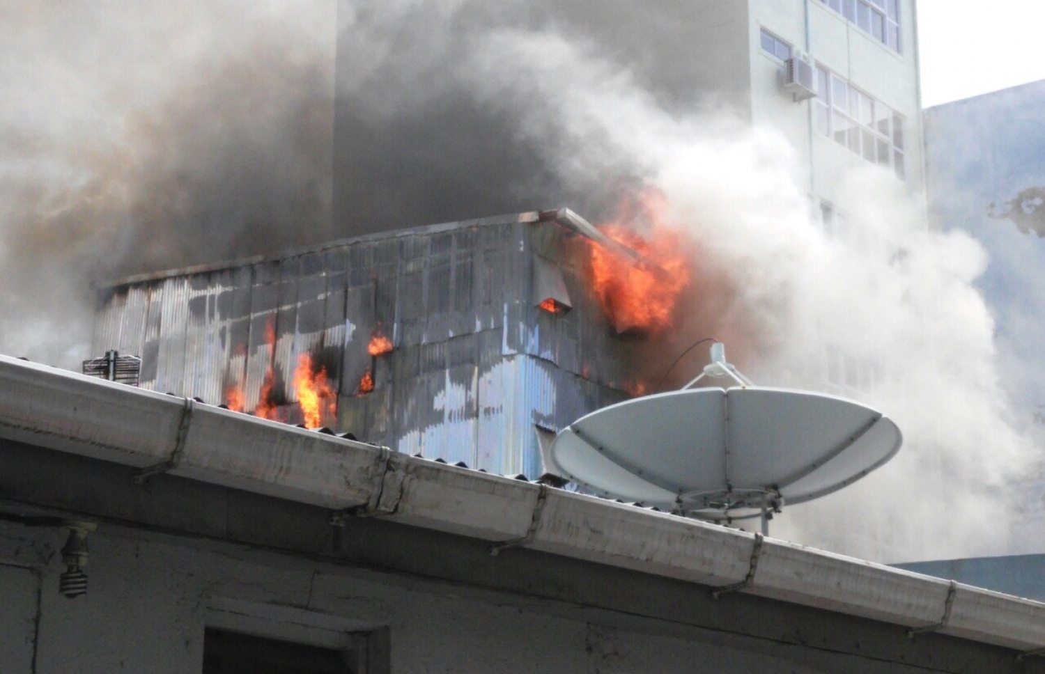 މާލެ، ނޮވެމްބަރު 28، 2016- މއ. ކަފިދޫގޭގައި ހިންގާ ގުދަނެއްގައި ރޯވެ އަނދަނީ.---ފޮޓޯ: މުހައްމަދު ޝަރުހާން/މިހާރު ފޮޓޯ