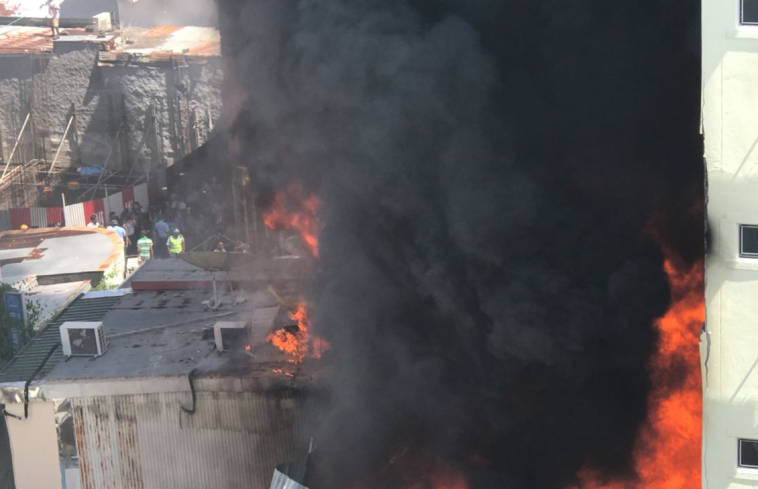 މާލެ، ނޮވެމްބަރު 28، 2016- މއ. ކަފިދޫގޭގައި ހިންގާ ގުދަނެއްގައި ރޯވެ އަނދަނީ.---ފޮޓޯ: މުހައްމަދު ޝަރުހާން/މިހާރު ފޮޓޯ