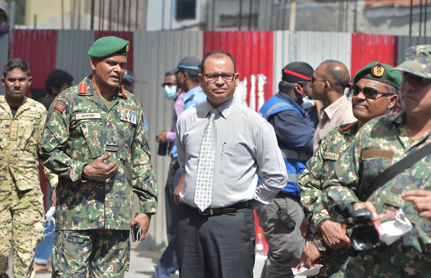 މާލެ، ނޮވެމްބަރު 28، 2016- މއ. ކަފިދޫގޭގައި ހިންގާ ގުދަނެއްގައި ވަރަށް ބޮޑަށް ރޯވުމާ ގުޅިގެން ޑިފެންސް މިނިސްޓަރު އާދަމް ޝަރީފް އެ ސަރަހައްދަށް ވަޑައިގެން މައުލޫމާތު އެއްކުރައްވަނީ.---ފޮޓޯ: މުހައްމަދު ޝަރުހާން/މިހާރު ފޮޓޯ