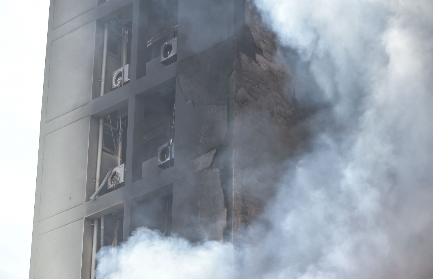 މާލެ، ނޮވެމްބަރު 28، 2016- މއ. ކަފިދޫގޭގައި ހިންގާ ގުދަނެއްގައި ރޯވެ އަނދައި އޭގެ އަސަރު ކައިރީގައި ހުރި އެހެން ގެެއަކަށް ވެސް ކޮށްފައި.---ފޮޓޯ: މުހައްމަދު ޝަރުހާން/މިހާރު ފޮޓޯ