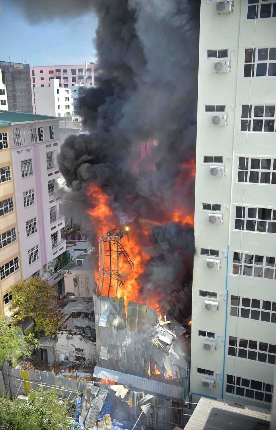 މާލެ، ނޮވެމްބަރު 28، 2016- މއ. ކަފިދޫގޭގައި ހިންގާ ގުދަނެއްގައި ރޯވެ އަނދަނީ.---ފޮޓޯ: މުހައްމަދު ޝަރުހާން/މިހާރު ފޮޓޯ