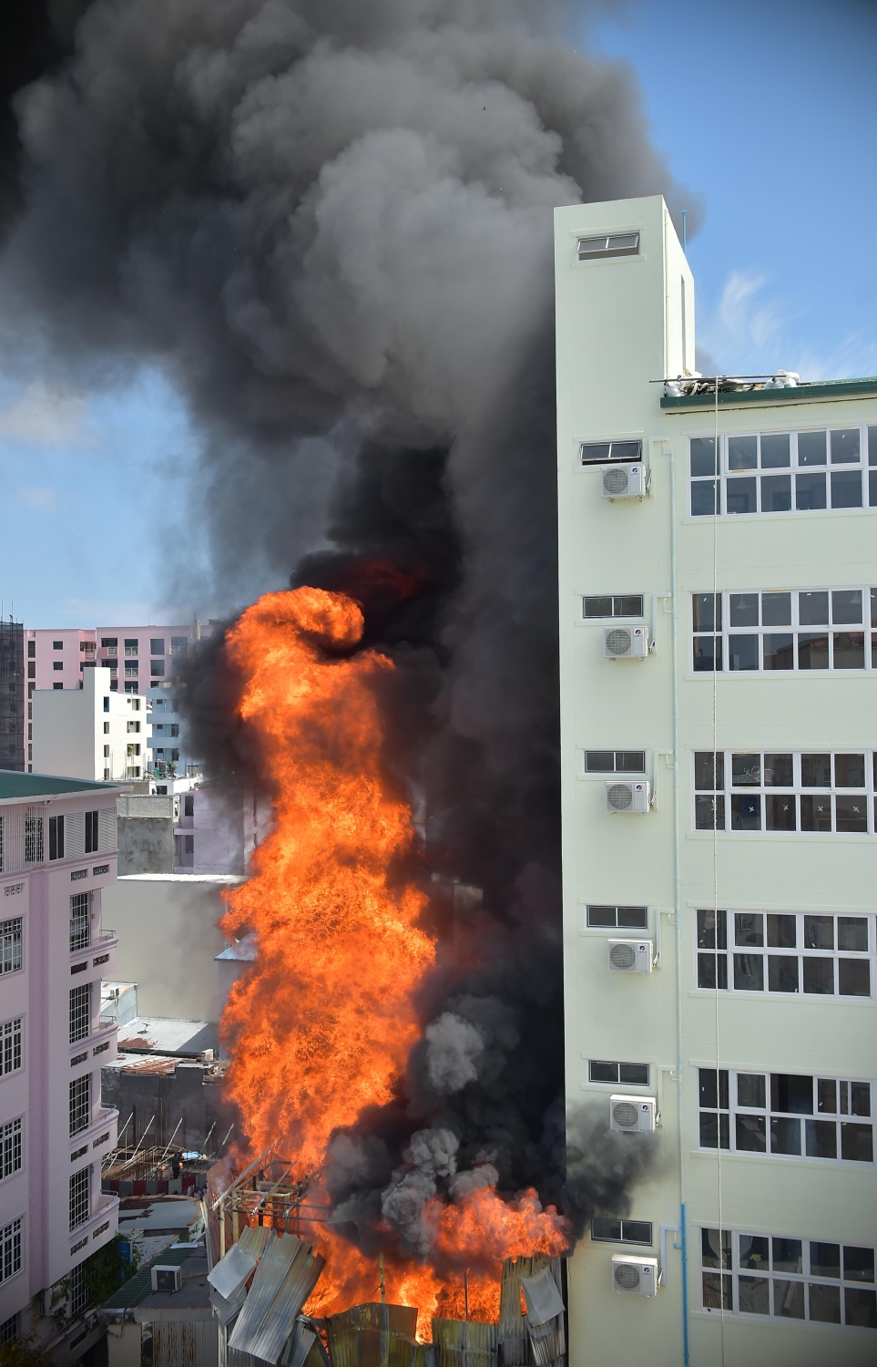 މާލެ، ނޮވެމްބަރު 28، 2016- މއ. ކަފިދޫގޭގައި ހިންގާ ގުދަނެއްގައި ރޯވެ އަނދަނީ.---ފޮޓޯ: މުހައްމަދު ޝަރުހާން/މިހާރު ފޮޓޯ