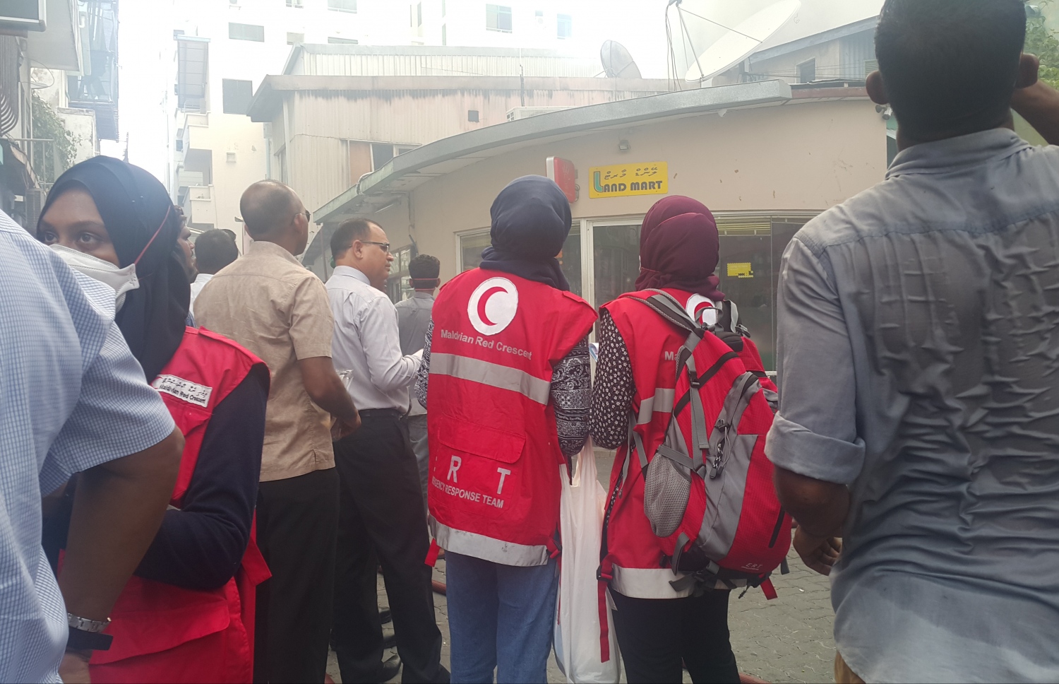 މާލެ، ނޮވެމްބަރު 28، 2016- މއ. ކަފިދޫގޭގައި ހިންގާ ގުދަނެއްގައި ރޯވެ އަނދަމުން ދާއިރު، އަނިޔާވާ މީހުންނަށް އެހީތެރިވުމަށް ރެޑް ކްރެސެންޓުގެ މީހުން އެ ސަރަހައްދުގައި ހަރަކާތްތެރިވަނީ.---ފޮޓޯ: މުހައްމަދު ޝަރުހާން/މިހާރު ފޮޓޯ