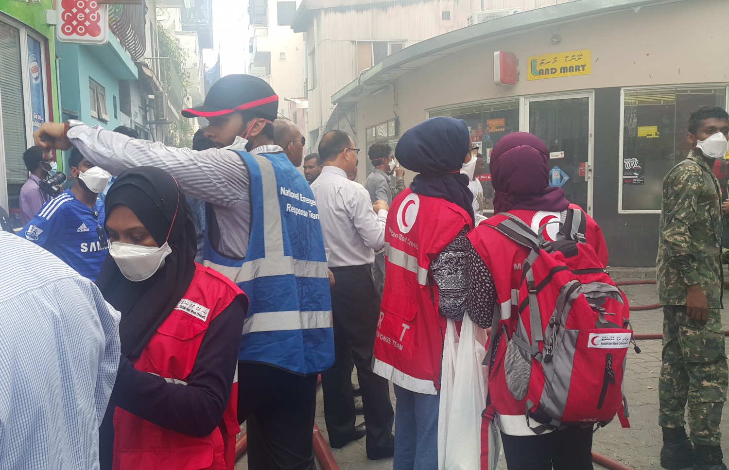 މާލެ، ނޮވެމްބަރު 28، 2016- މއ. ކަފިދޫގޭގައި ހިންގާ ގުދަނެއްގައި ރޯވެ އަނދަމުން ދާއިރު، އަނިޔާވާ މީހުންނަށް އެހީތެރިވުމަށް ރެޑް ކްރެސެންޓުގެ މީހުން އެ ސަރަހައްދުގައި ހަރަކާތްތެރިވަނީ.---ފޮޓޯ: މުހައްމަދު ޝަރުހާން/މިހާރު ފޮޓޯ