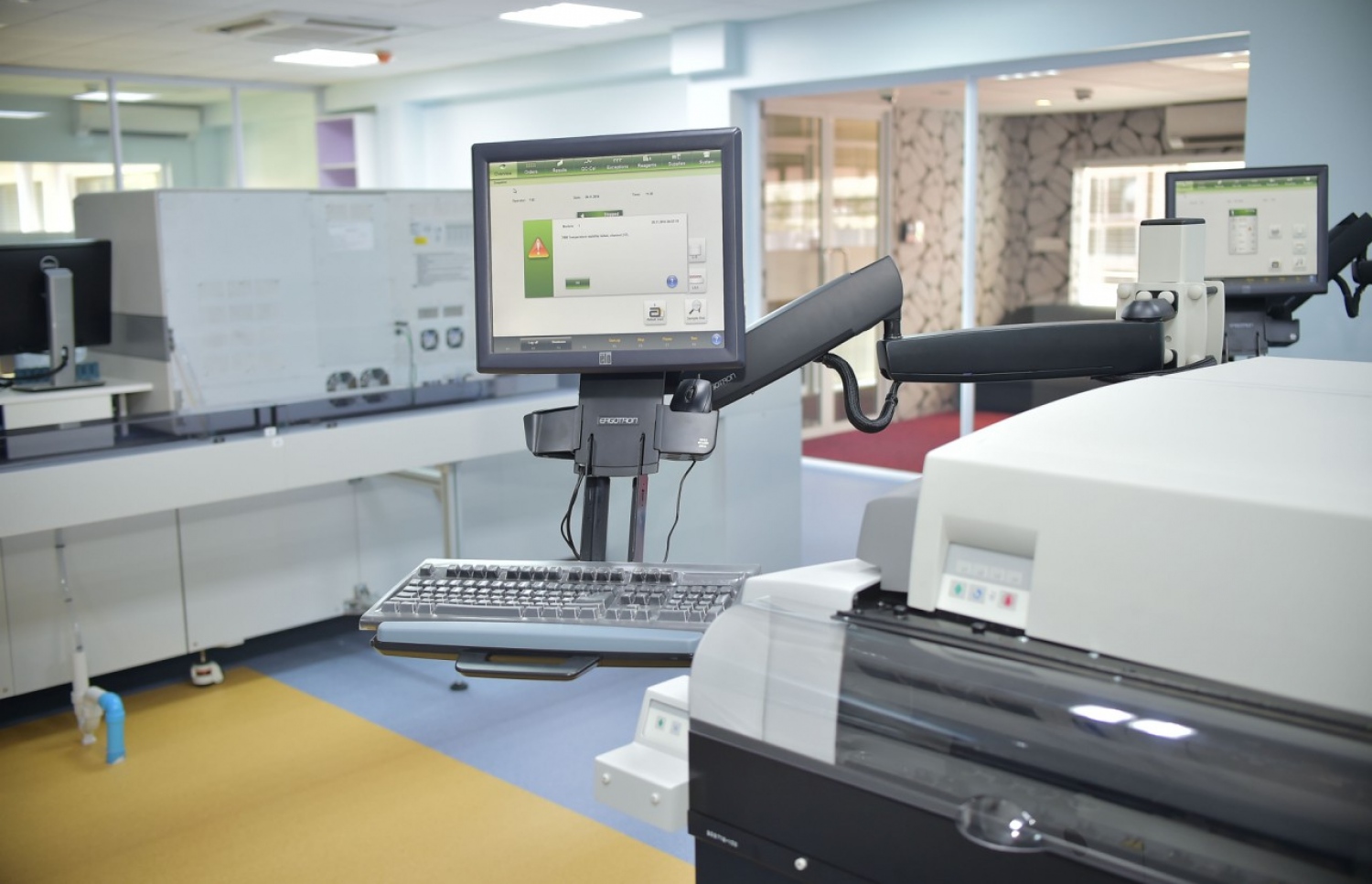 އައިޖީއެމްއެޗުގައި އަލަށް ގާއިމްކުރި އޮޓޮމޭޓެޑް ލެބޯޓްރީ ނިޒާމު.-- ފޮޓޯ: މުހައްމަދު ޝަރުހާން/ މިހާރު