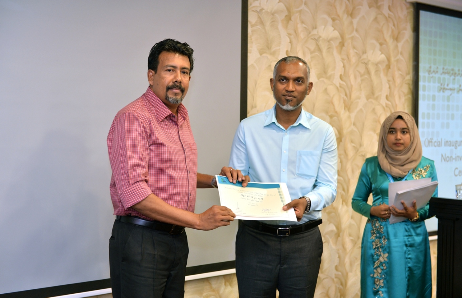 އައިޖީއެމްއެޗު މުވައްޒަފުންގެ ތެރެއިން ފްލެޓް ލިބުނު، ޑޮކްޓަރު އަލީ އަބްދުﷲ ލަތީފާ ހައުސިން މިނިސްޓަރު މުއިއްޒު ރޭ ލިޔުން ހަވާލުކޮށްދެއްވަނީ: މި ފްލެޓް އެތަނުގެ 20 މުވައްޒަފަކަށް ލިބިފައިވޭ-- ފޮޓޯ: ރައީސް އޮފީސް