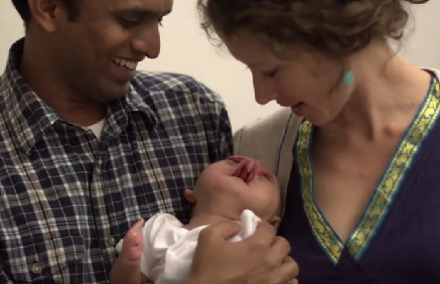 އެޑަމް އޭނާ އެޑޮޕްޓްކުރި ދެމަރިންނާ އެކު