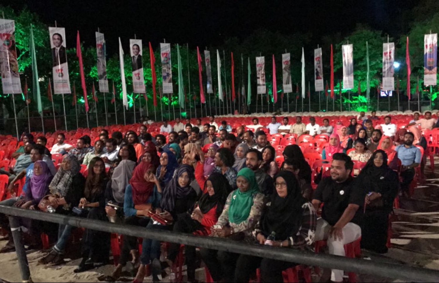 މިރޭގެ ޖަލްސާގައި ބައިވެރިވި ބަޔަކު އިށީނދެގެން ތިބިއިރު ފަހަތު ގޮނޑިބަރި ހުސްކޮށް: މި ޖަލްސާގައި 12،000 އަށްވުރެ ގިނަ މީހުން ބައިވެރިވި ކަމަށް ސަރުކާރުން ބުނޭ.--- ފޮޓޯ: މުހައްމަދު ޝަރުހާން/ މިހާރު