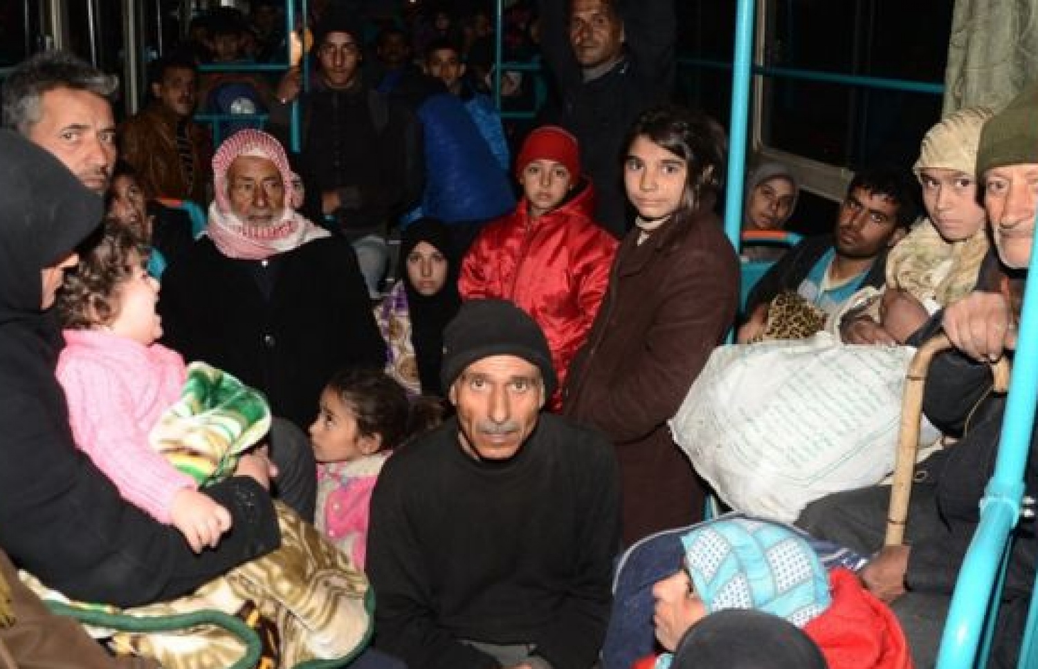 ހަލަބު ސިޓީގެ ހަނގުރާމަ ވަރުގަދަވުމުން އެ ސިޓީން ގިނަ ބަޔަކު ދަނީ ނުކުންނަމުން. --ފޮޓޯ:އޭއެފްޕީ