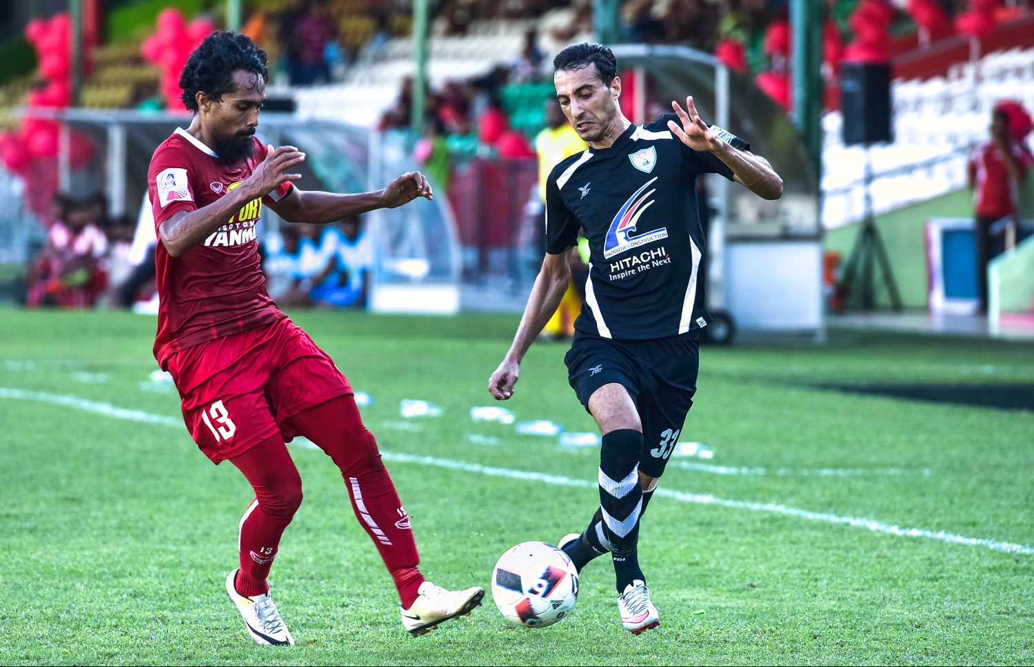 ޓީސީގެ އައްޒާމް (ވ) އާއި އީގަލްސްގެ ސެޑިކް ބޯޅައަށް މަސައްކަތްކުރަނީ --ފޮޓޯ: ނިޝާން އަލީ/ މިހާރު