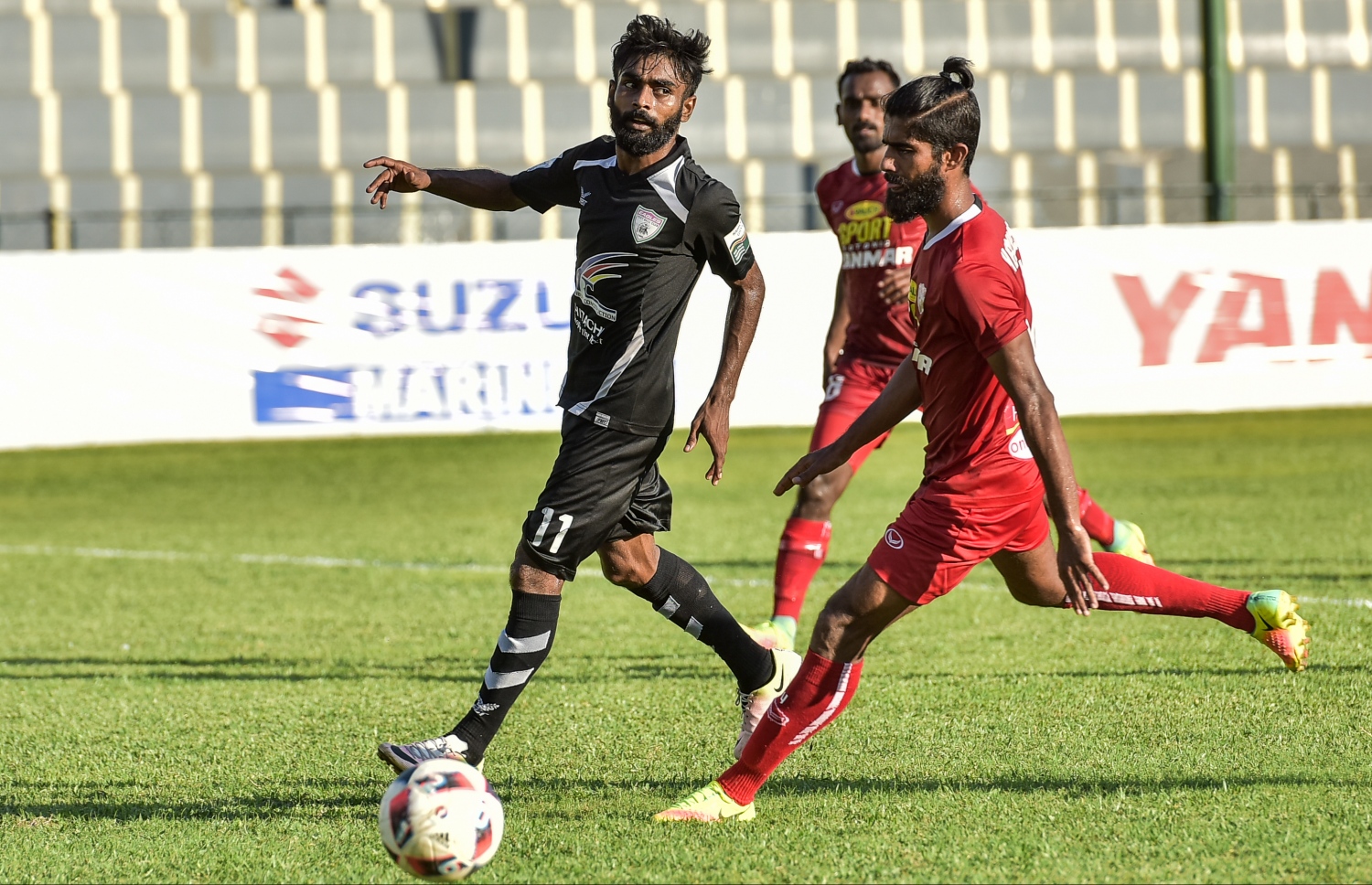 ޓީސީގެ ލިލީ (ކ) ކައިރިން ބޯޅަ ހޯދަން އީގަލްސްގެ ރިޒޭ މަސައްކަތް ކުރަނީ.-- ފޮޓޯ: ނިޝާން އަލީ/ މިހާރު