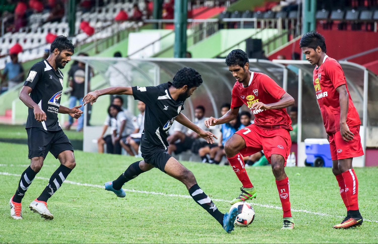 މިދިޔަ އަހަރުގެ ޕްރެޒިޑެންޓްސް ކަޕްގެ ފައިނަލުގައި އީގަލްސްގެ ސިފާން (ވ-2) ކައިރިން އިއްބެ (ކ-2) ބޯޅަ ހިފައިގެންދަނީ.-- ފޮޓޯ: ނިޝާން އަލީ/ މިހާރު