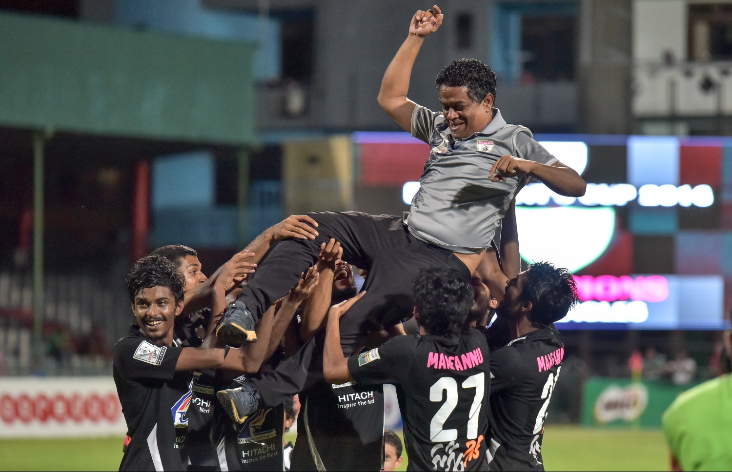 އީގަލްސްގެ ކުޅުންތެރިން 2016ގެ ޕްރެޒިޑެންޓްސް ކަޕް ފައިނަލް މެޗަށް ފަހު ކޯޗު ސާންތީ އުފުލާލައިގެން.-- ފައިލް ފޮޓޯ: ނިޝާން އަލީ/ މިހާރު