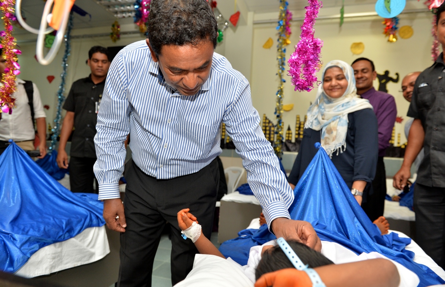 ހިތާނުކޮށްފަައިވާ ކުއްޖެއްގެ ހާލު ރައީސް ޔާމީން ބައްލަވާލައްވަނީ.- ފޮޓޯ: ރައީސް އޮފީސް