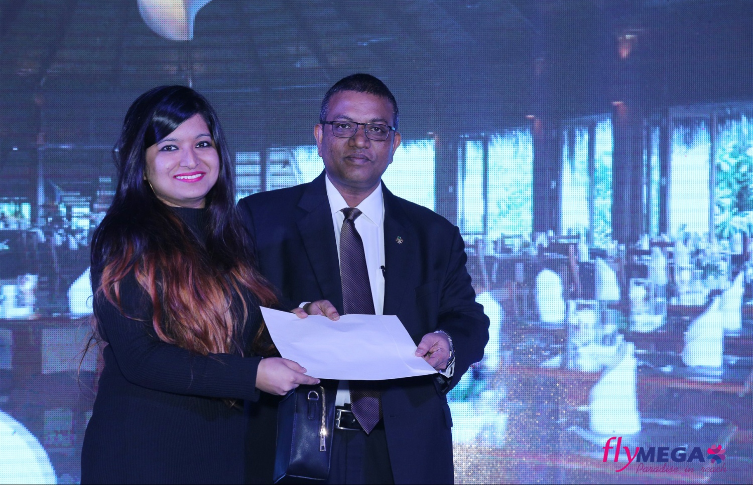 ނިއު ދިއްލީ، އިންޑިއާ: ނޮވެމްބަރު 24، 2016- ރާއްޖޭގެ މެގަ މޯލްޑިވްސް އިން އިންޑިއާ އަށް ދަތުރުތައް ފެށުން ފާހަގަކުރުމަށް ނިއު ދިއްލީގައި ބޭއްވި ހަފުލާގެ ތެރެއިން، އިންޑިއާގައި ހުންނަވާ ދިވެހި ސަފީރު އަހުމަދު މުހައްމަދު (ކ).--- ފޮޓޯ: މެގަ މޯލްޑިވްސް